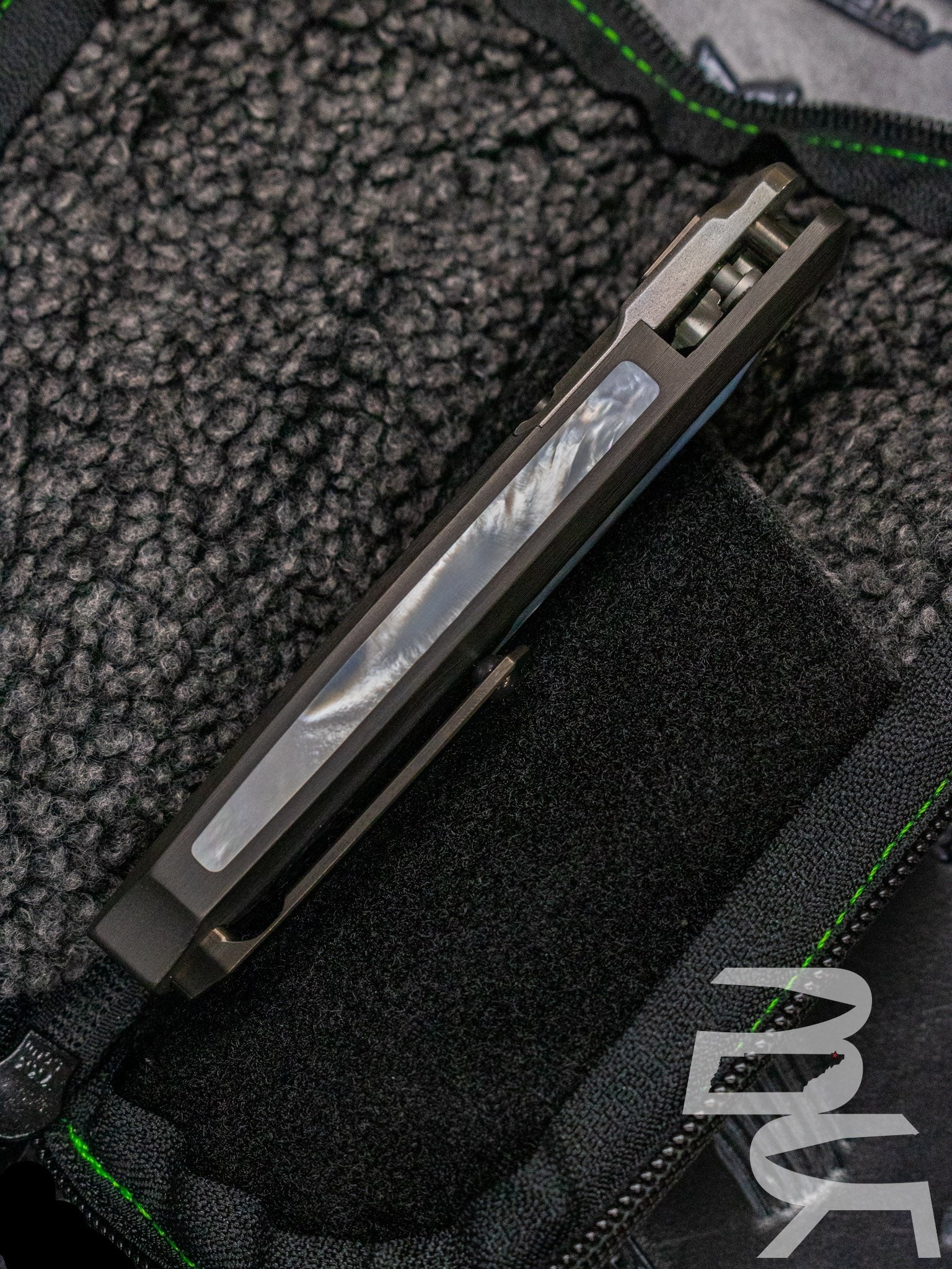 Pre Owned Heretic Wraith Auto Custom Fat Carbon Mother of Pearl, HG Vegas Forge Damascus Bowie w DLC Accents