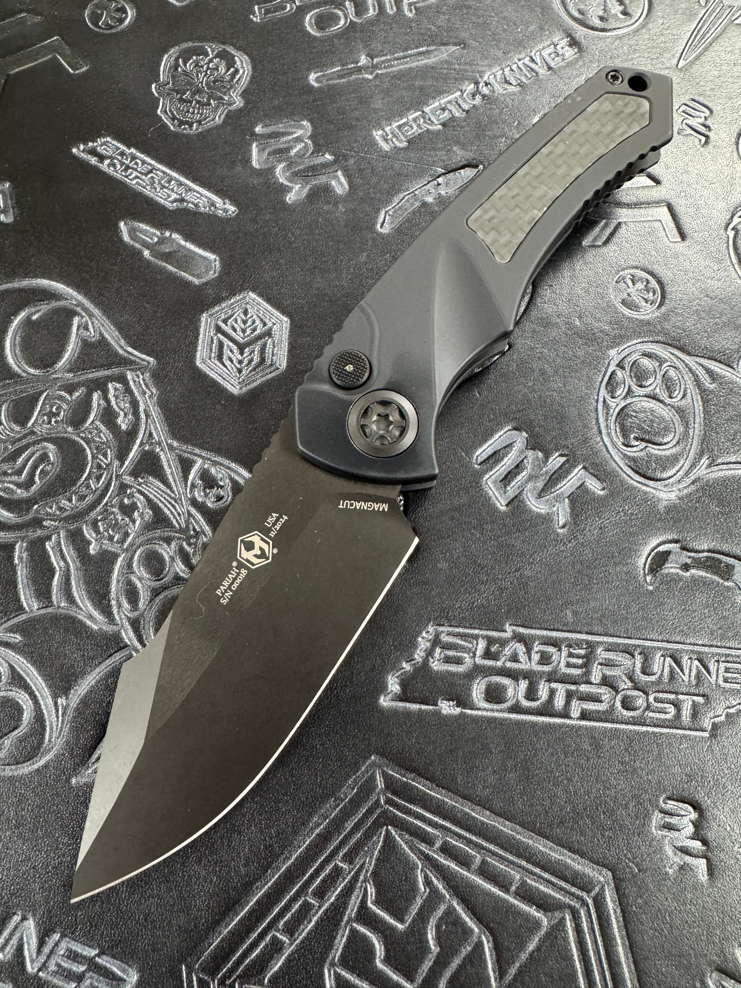 Heretic Knives Pariah Auto w/ Tritium Inlaid Button & GITD Carbon Fiber Inlays w/ DLC MagnaCut H048-6A-GLO/CF