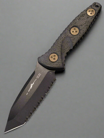 MICROTECH SOCOM ALPHA- MINI- TANTO EDGE- CARBON FIBER HANDLE- BLACK FULL SERRATED DLC BLADE 114M-3 DLCCFS