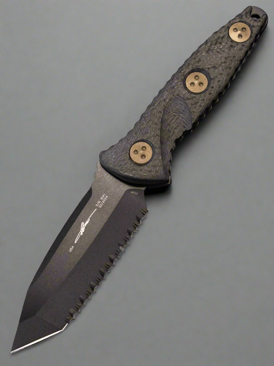 MICROTECH SOCOM ALPHA- MINI- TANTO EDGE- CARBON FIBER HANDLE- BLACK FULL SERRATED DLC BLADE 114M-3 DLCCFS