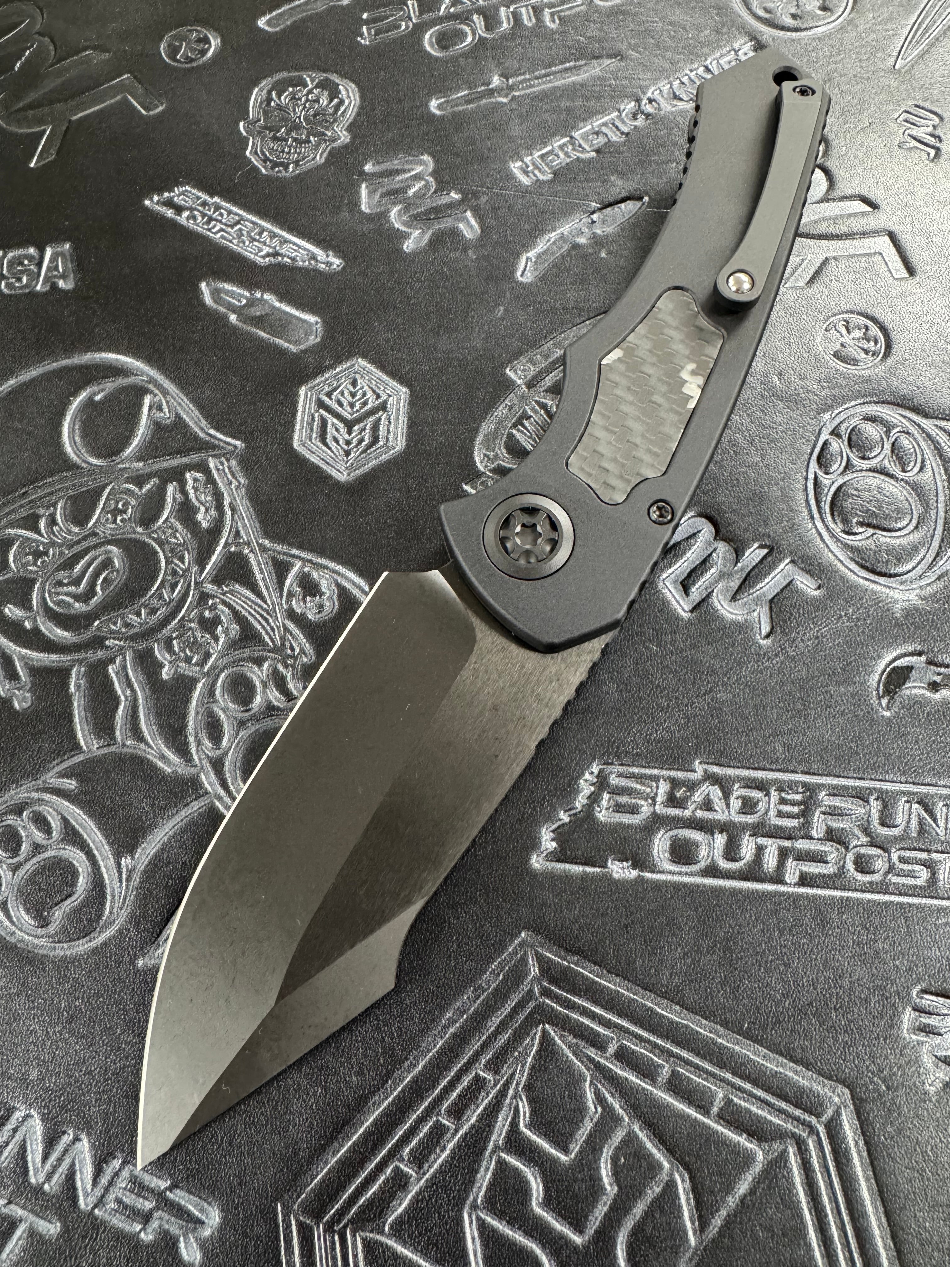 Heretic Knives Pariah Auto w/ Tritium Inlaid Button & GITD Carbon Fiber Inlays w/ DLC MagnaCut H048-6A-GLO/CF