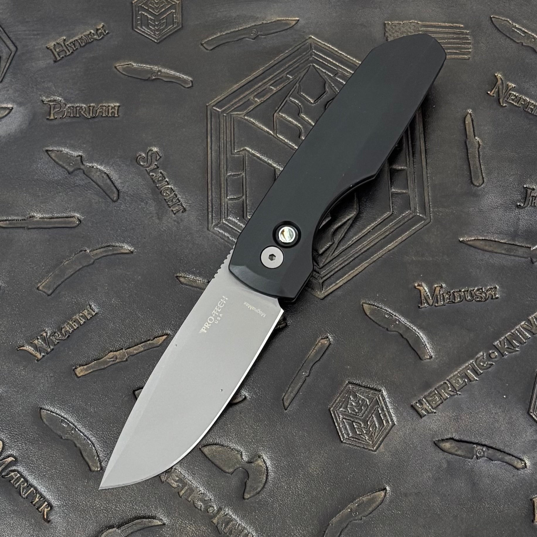 Pro-Tech Vero Synapse Auto - Black Aluminum w/ Abalone Button - Blasted MagnaMax - BSA26.VERO.2