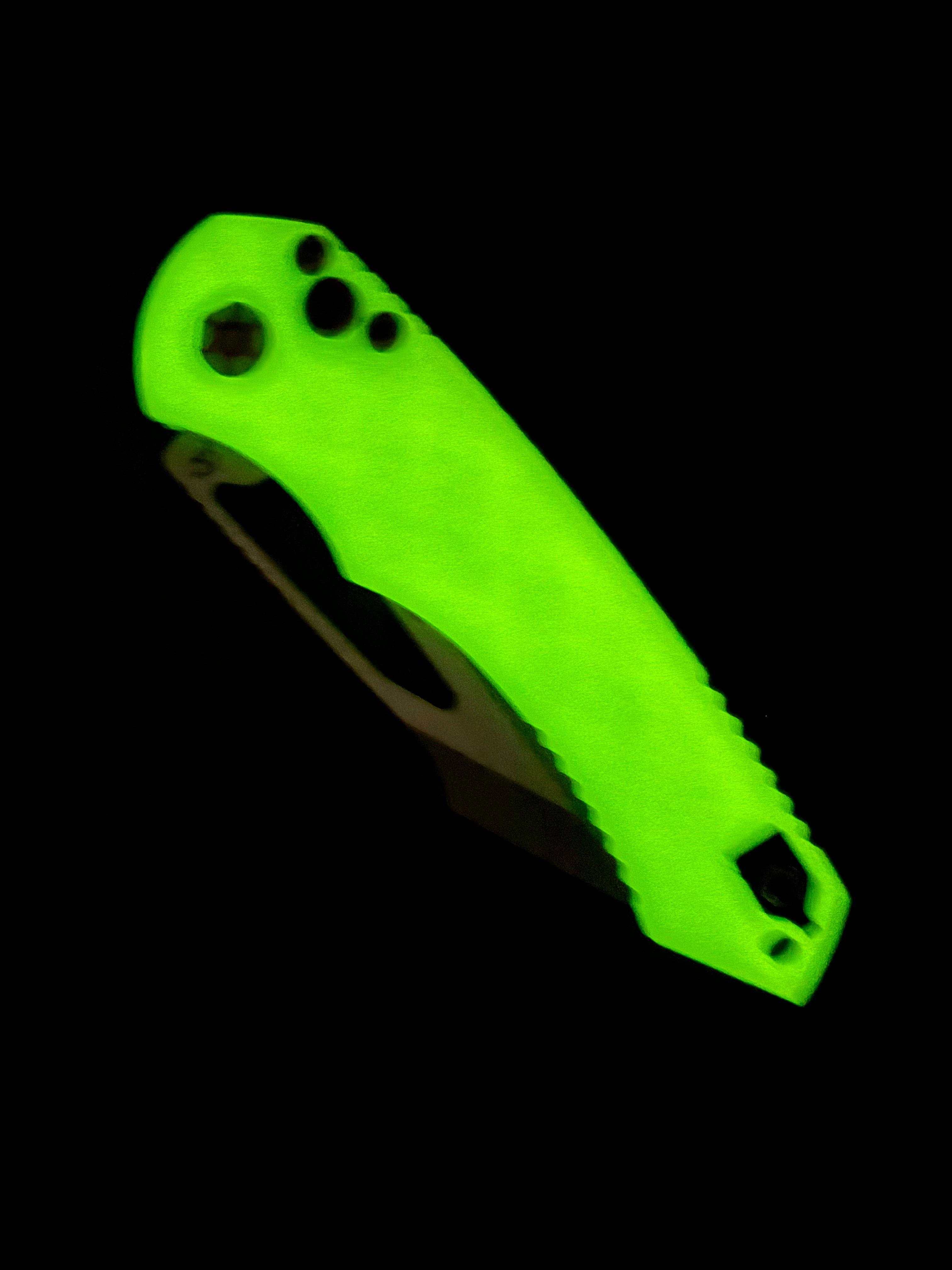 Heretic Mini Pariah Tanto Battleworn GITD Handle H053-5A-GLO BROP Exclusive Magnacut