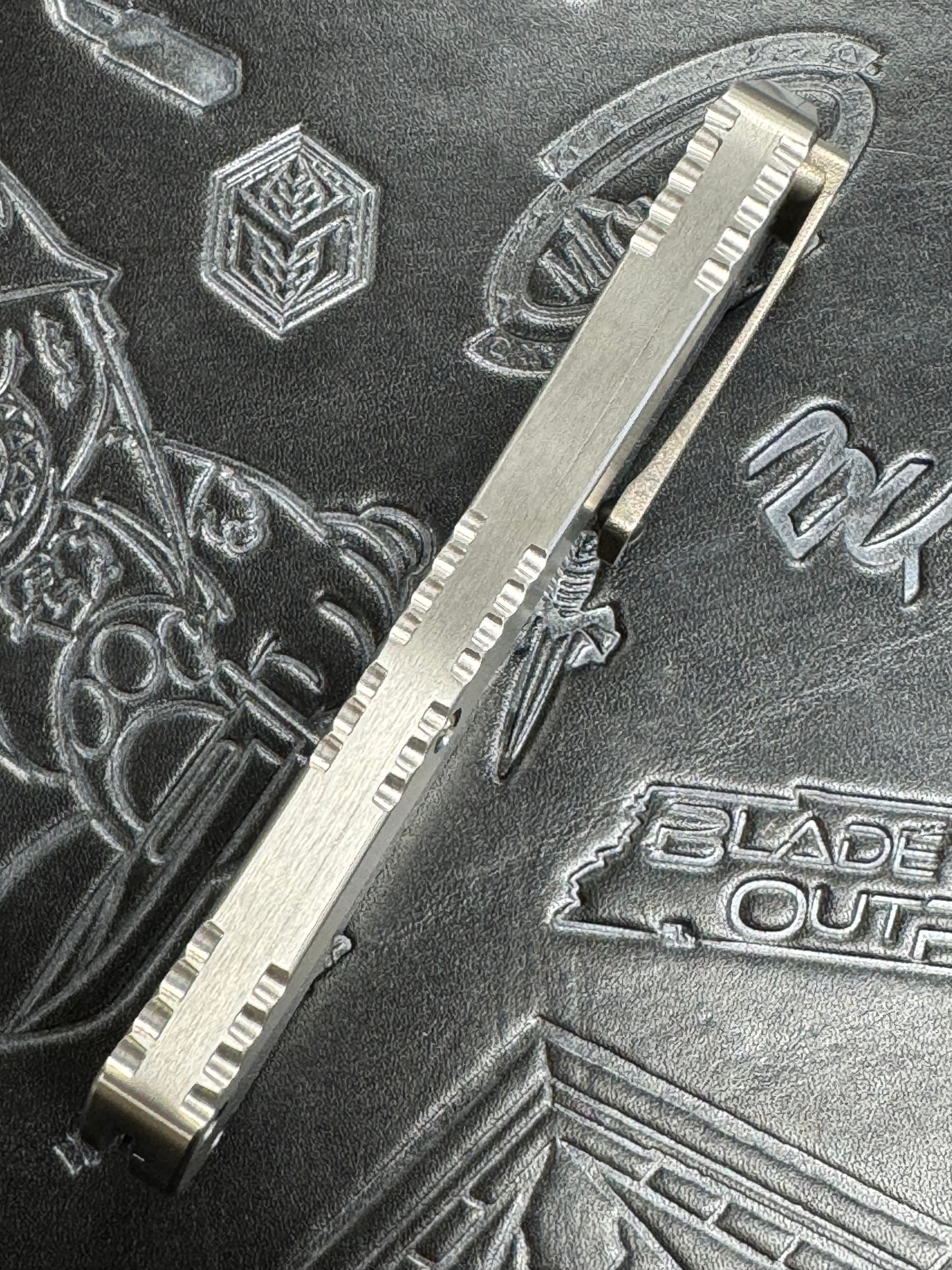 Pre Owned Heretic Knives Custom Manticore X D/E Hand Ground Vegas Forged Damascus, Hefted Stainless Steel Handle, Orange Peel Clip, Deep Engrave Logo, Carbon Fiber Button SN:007