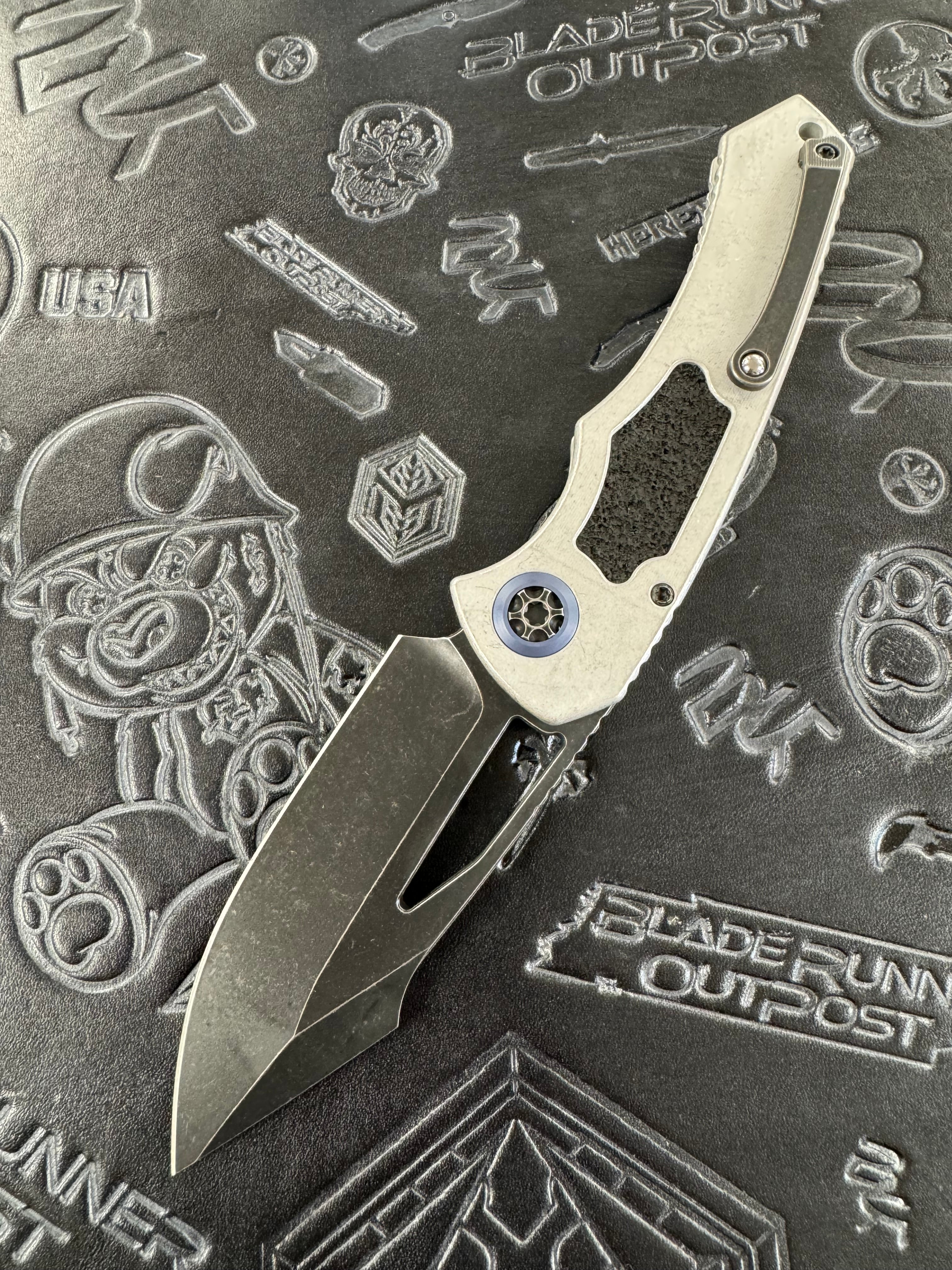 Heretic Knives Pariah Manual Button Lock Blizzard Worn Aluminum Handles Battle Black MagnaCut H046-8A-BLZ