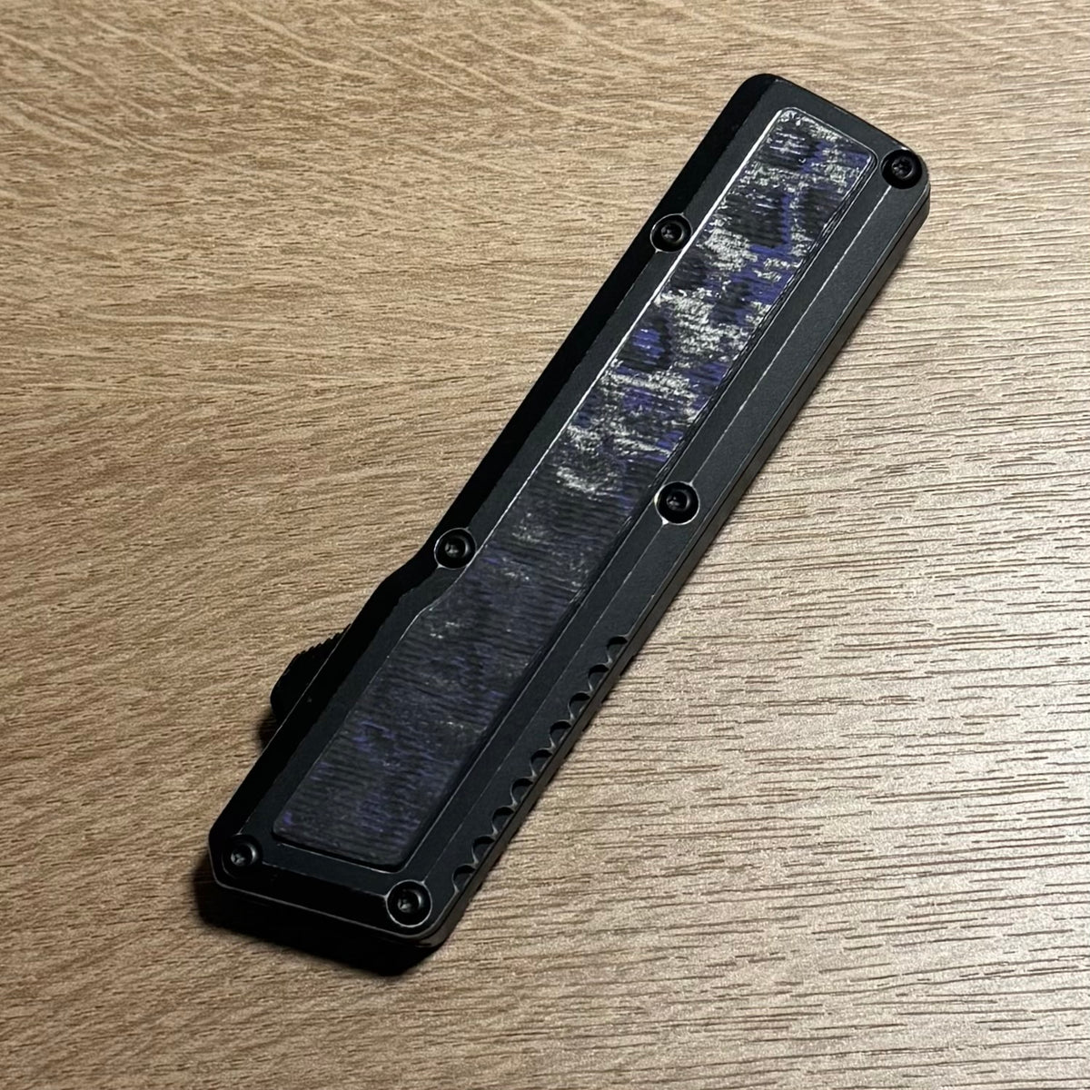 Chaves Dissident Tanto - Black Battleworn Aluminum w/ Purple Flow Camo Carbon Inlay & Crosshatch Clip - Stonewash M390