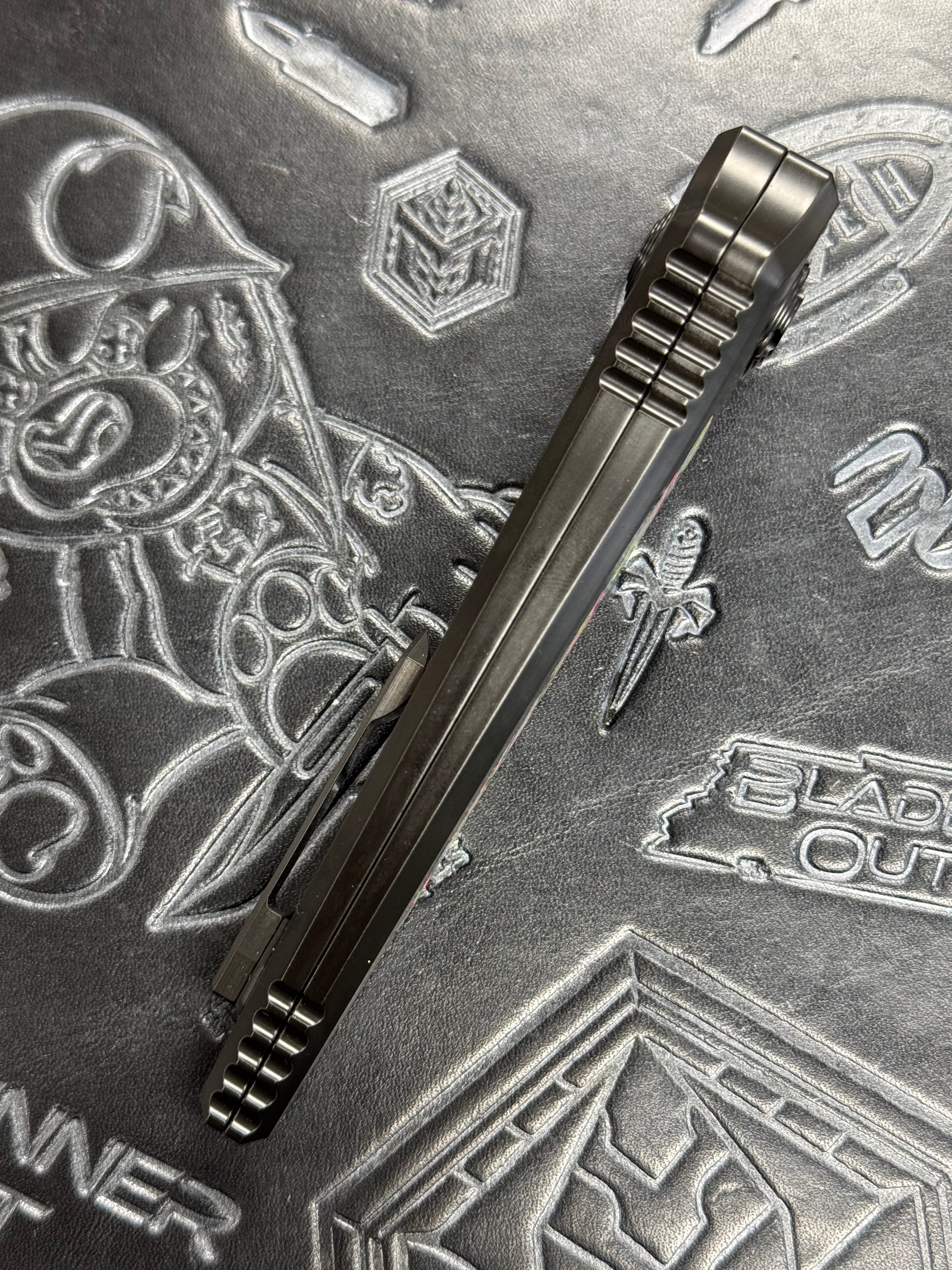 Paragon Warlock DLC S35VN Gen 2 Button Folder 80s Camo Carbon Xclussy