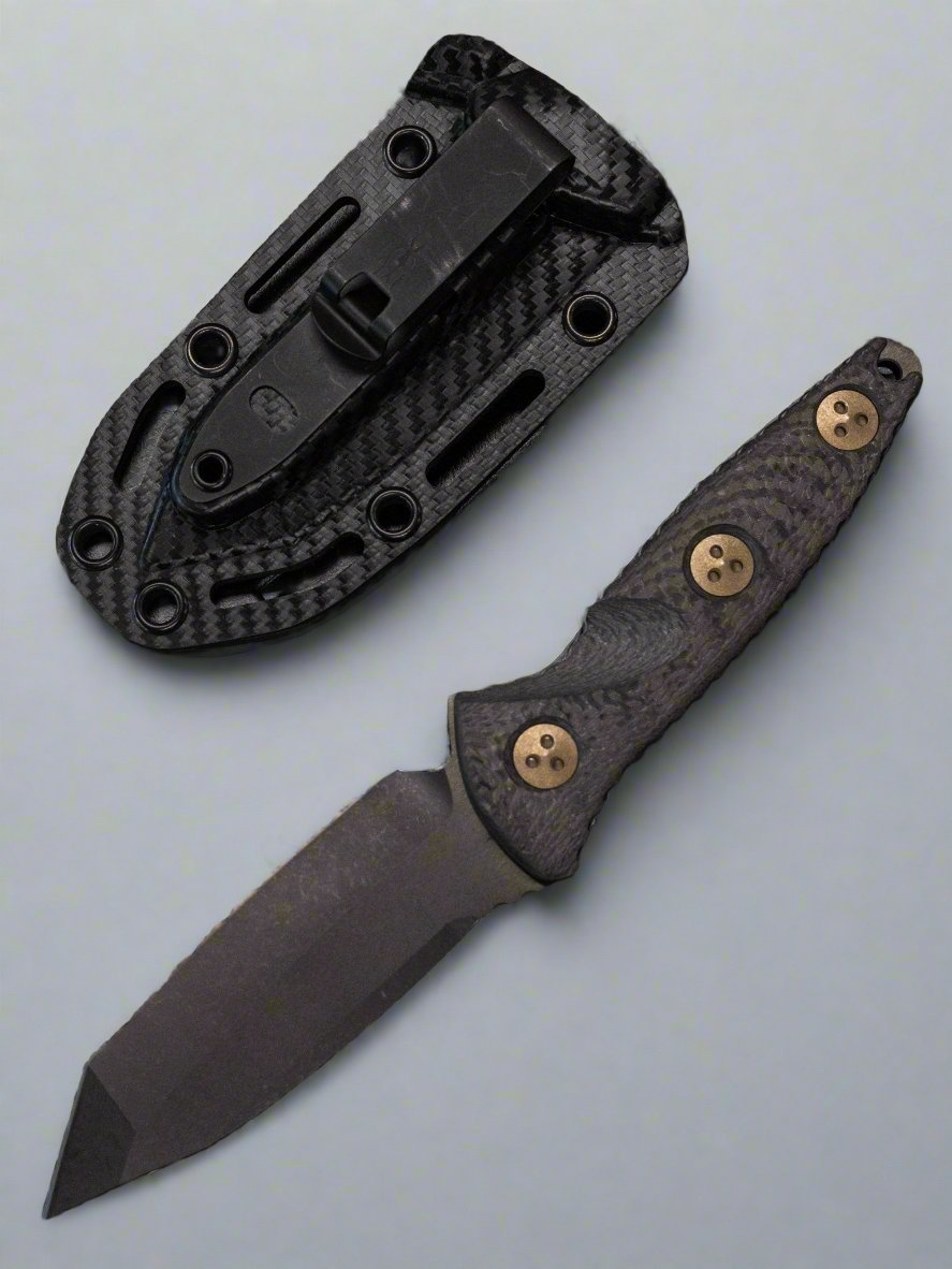 MICROTECH SOCOM ALPHA- MINI- TANTO EDGE- CARBON FIBER HANDLE- BLACK FULL SERRATED DLC BLADE 114M-3 DLCCFS