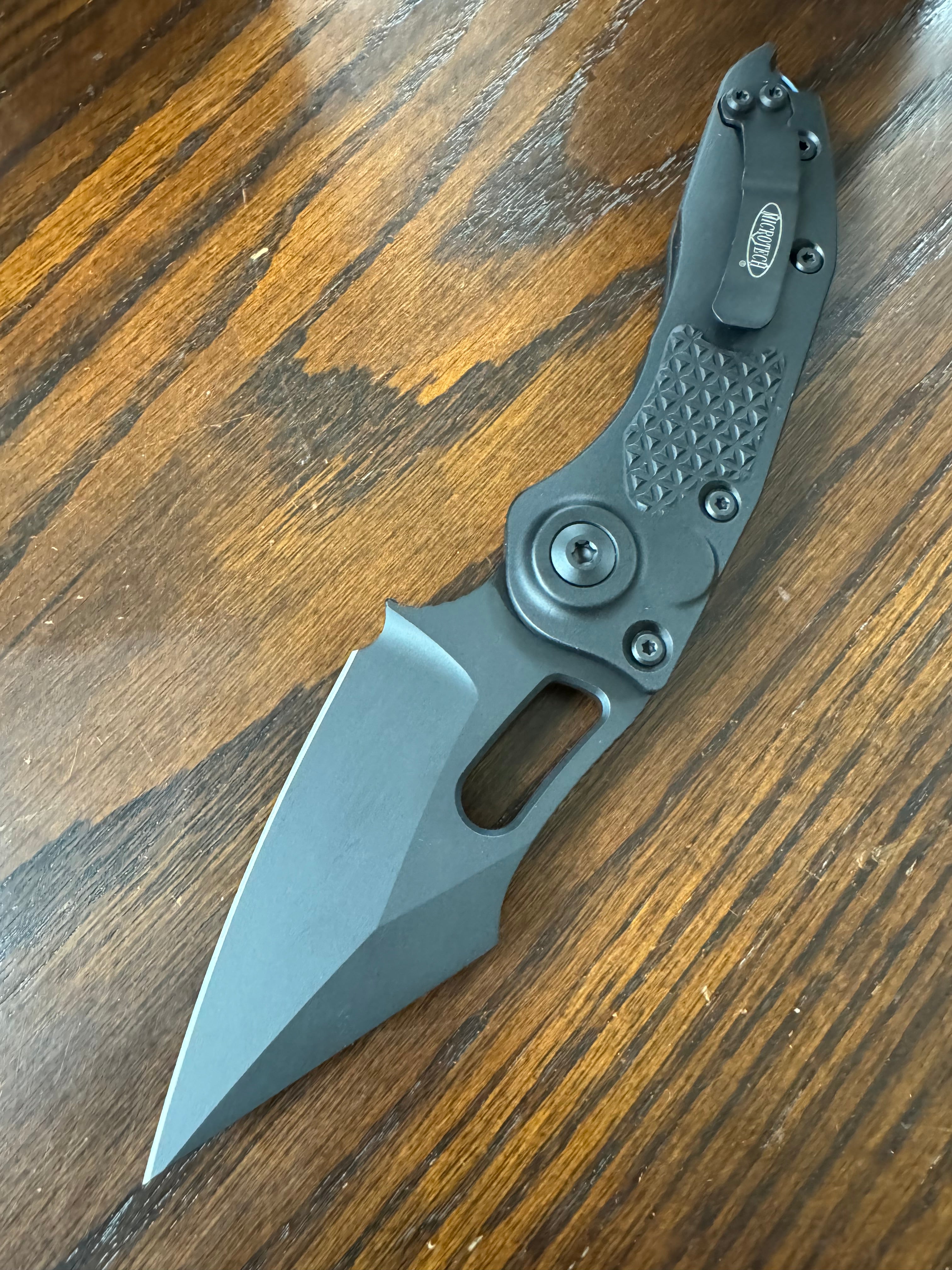 Microtech Borka Auto Stitch Single Edge Black Standard w/ Blue Titanium Backspacer 169-1BK-A1TI