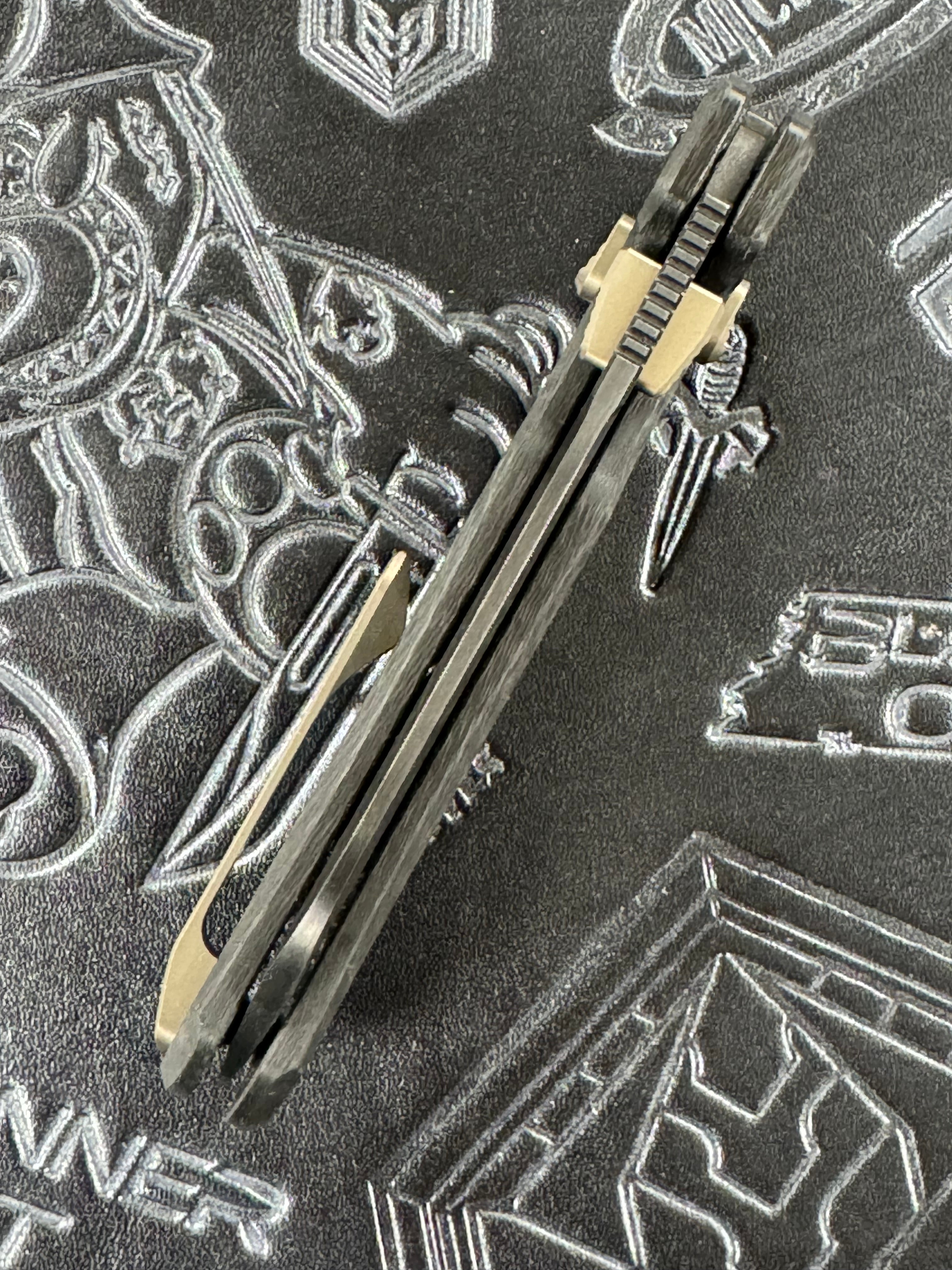 KUNWU CHAD FOLDING KNIFE BLACK CARBON FIBER HANDLE PM60 PLAIN EDGE DLC SATIN FINISH SX703F