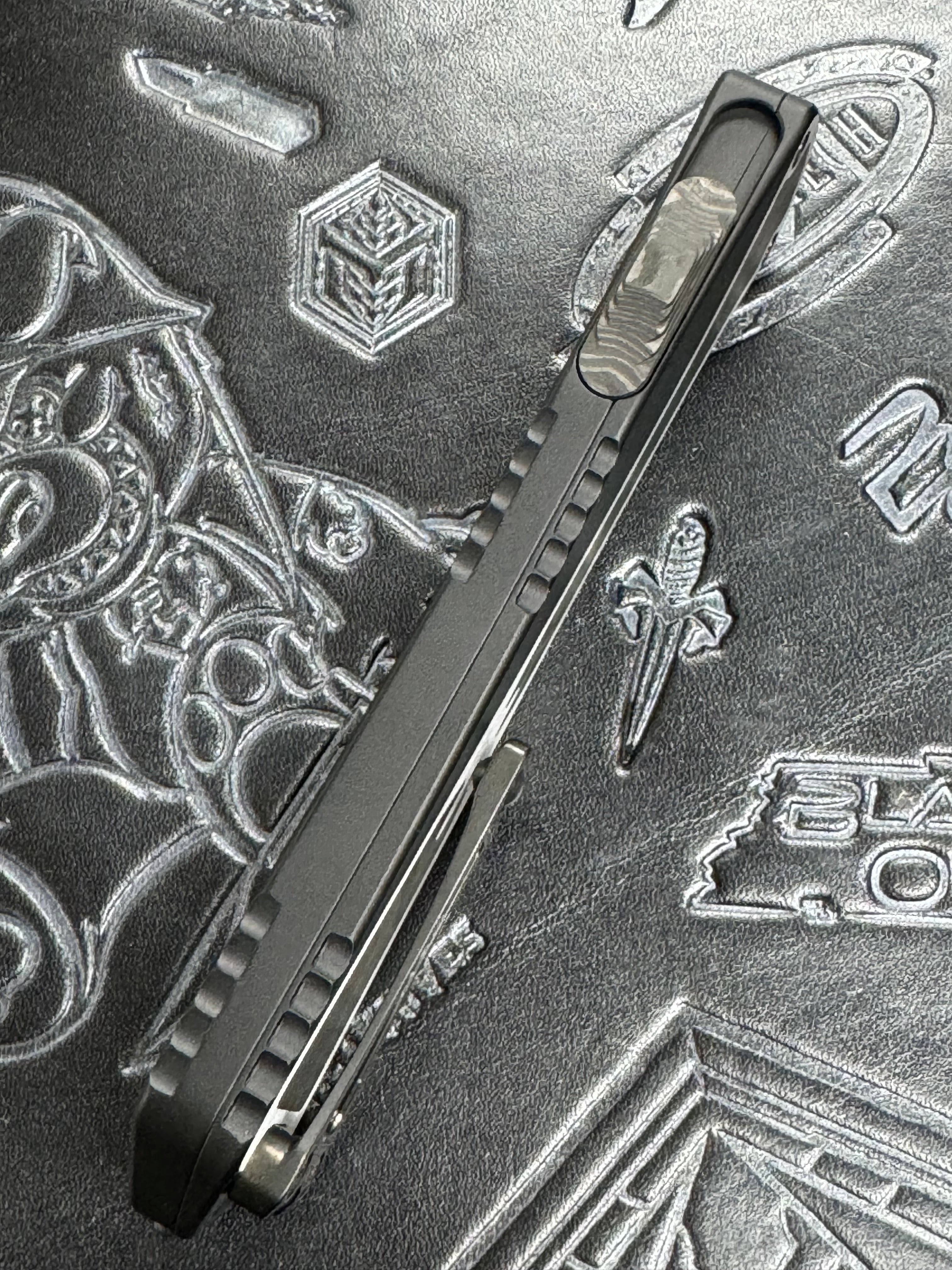 Pre Owned Heretic Knives Custom Manticore-X D/E Custom Doible Edge Fat Carbon Inlay DLC Automatic OTF D/A Knife (3.7)