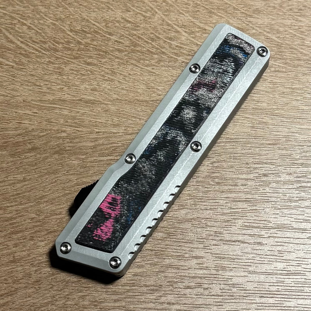 Chaves Dissident Drop Point -  Clear Crosshatch Aluminum w/ GTA Camo Carbon Inlay & Blue Ano Clip - Stonewash M390