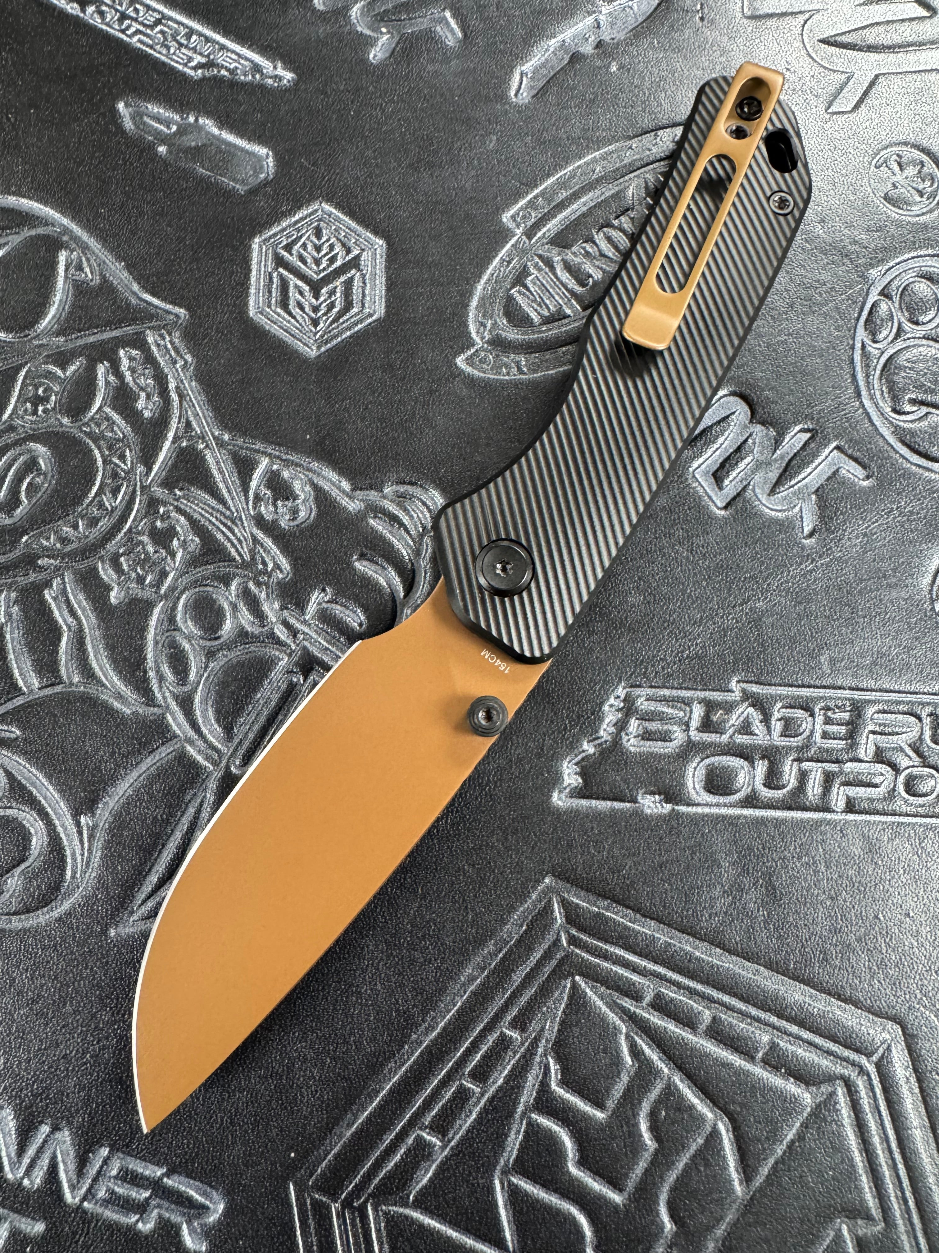 Vosteed Marten - Top Liner Lock (2.98" 154CM Blade & Aluminum Handle) - A1605 Gold Dunes Black