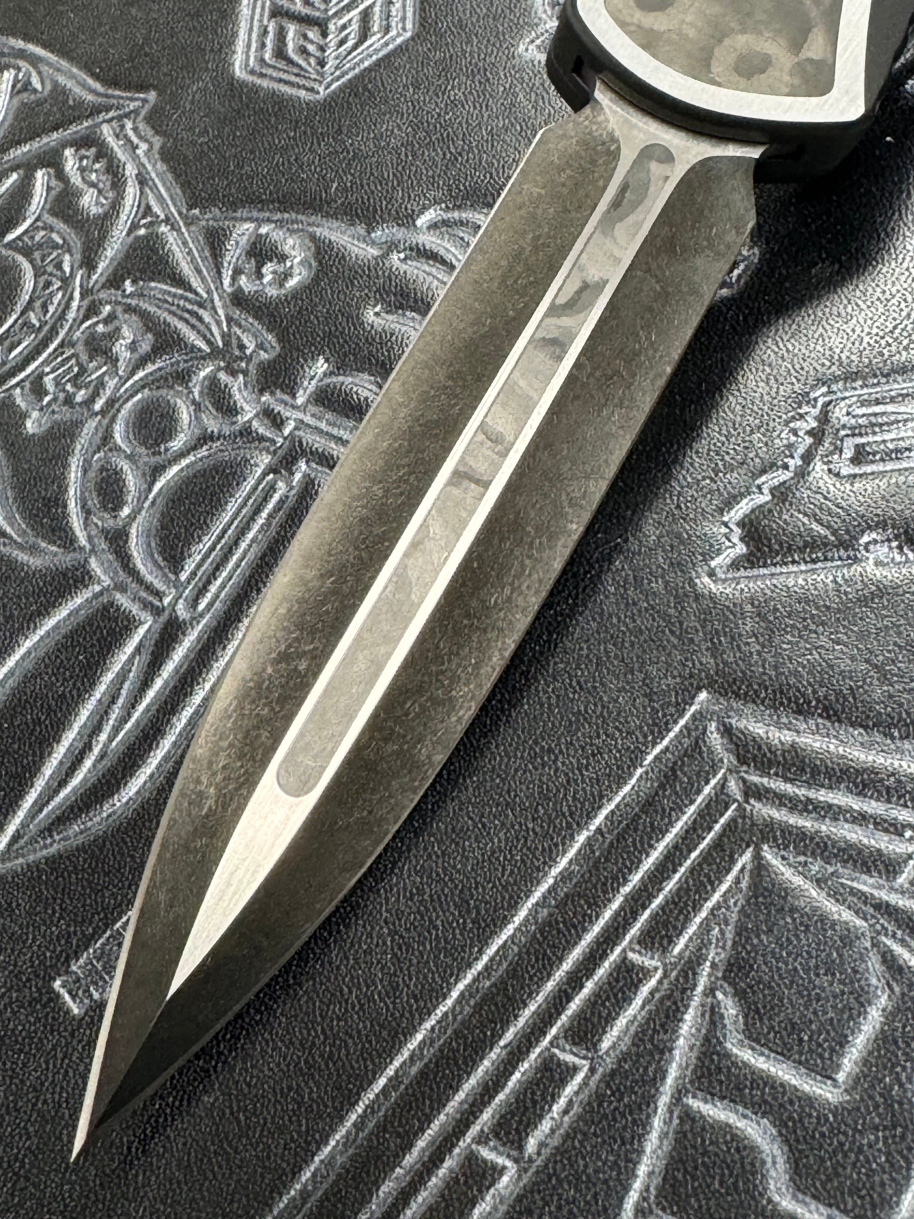 Pre Owned Heretic Knives Custom Manticore-X D/E Custom Doible Edge Fat Carbon Inlay DLC Automatic OTF D/A Knife (3.7)