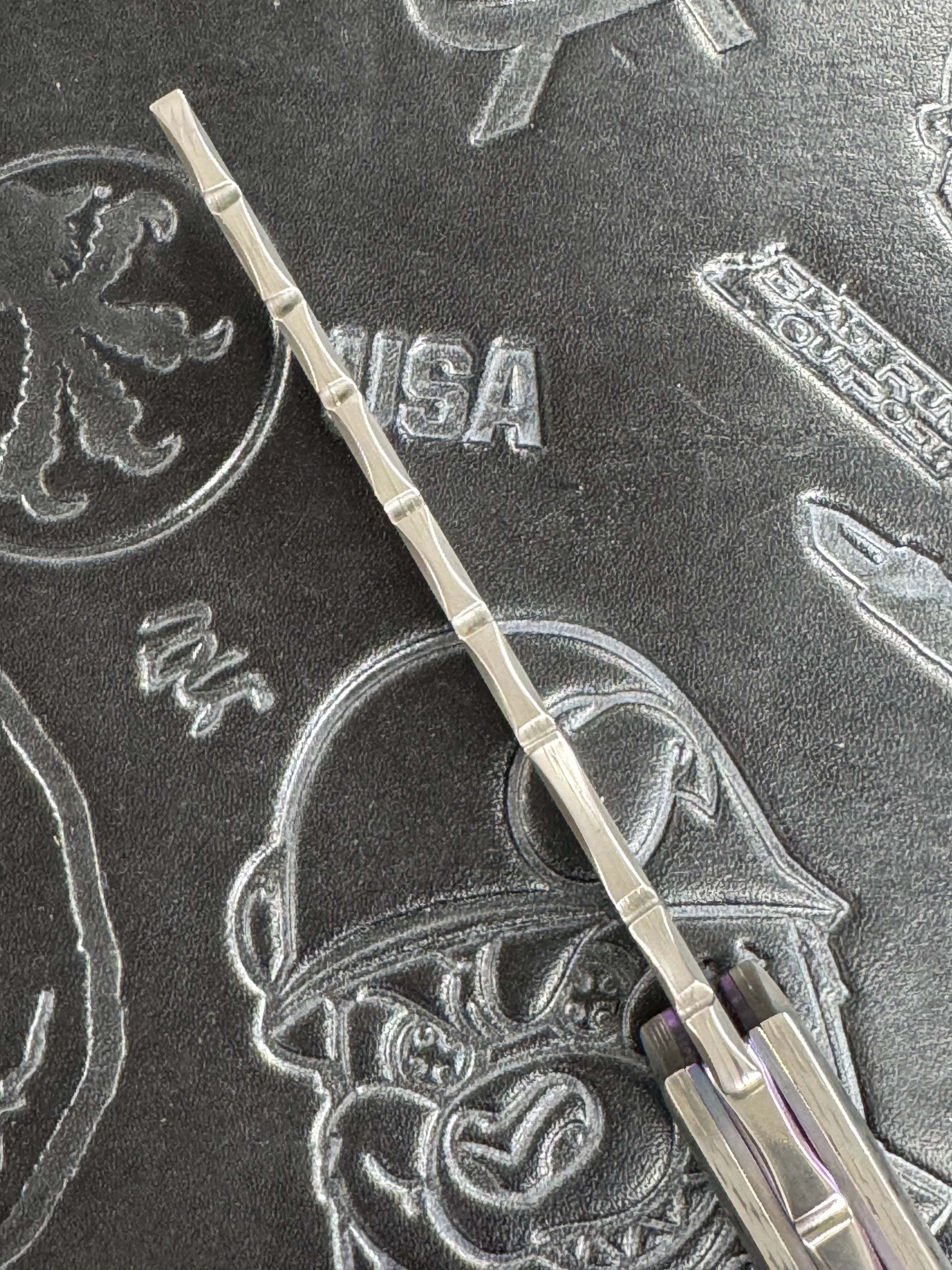 Pre Owned Valloton Crescent Razor Vegas Forge Barbwire Damascus Dark Matter CF D/A