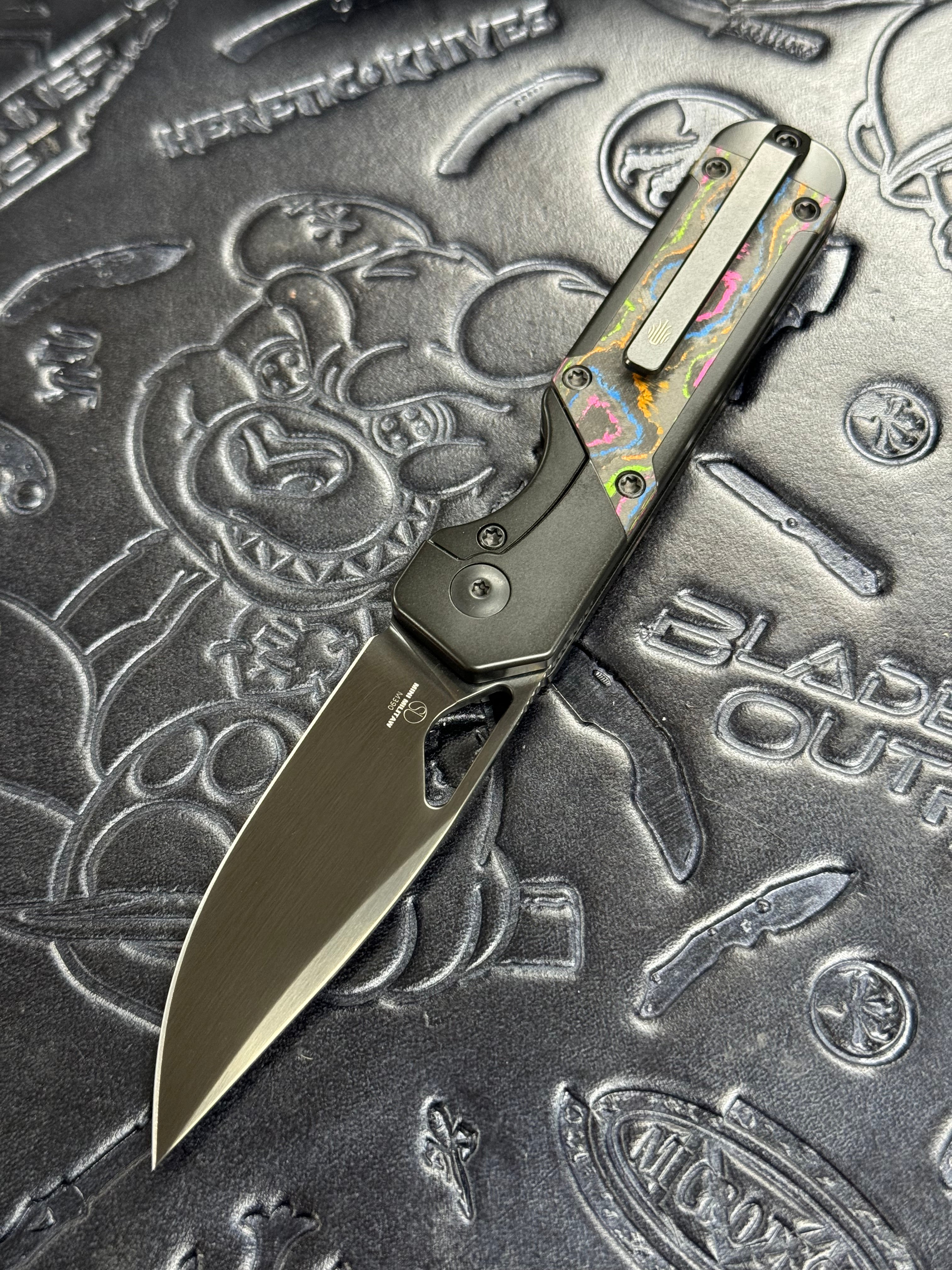 Kizer Mini Militaw - Titanium & 80s Camo Carbon - M390 Plain Edge - KI3634SA1