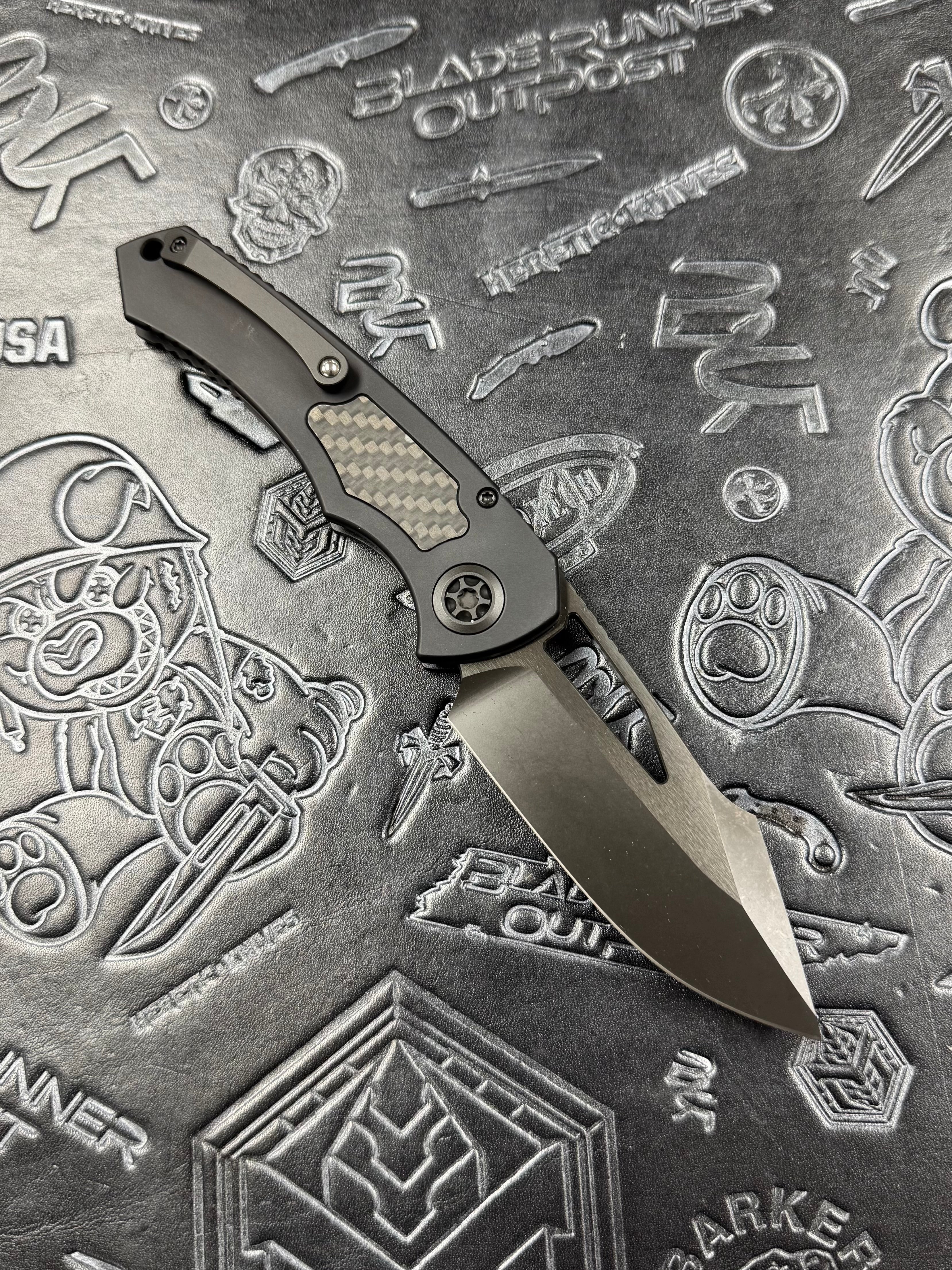 Heretic Knives Pariah M/A Button Lock Black Aluminum Handles w/ Glow In The Dark Carbon Fiber & DLC MagnaCut H046-6A-GLO/CF