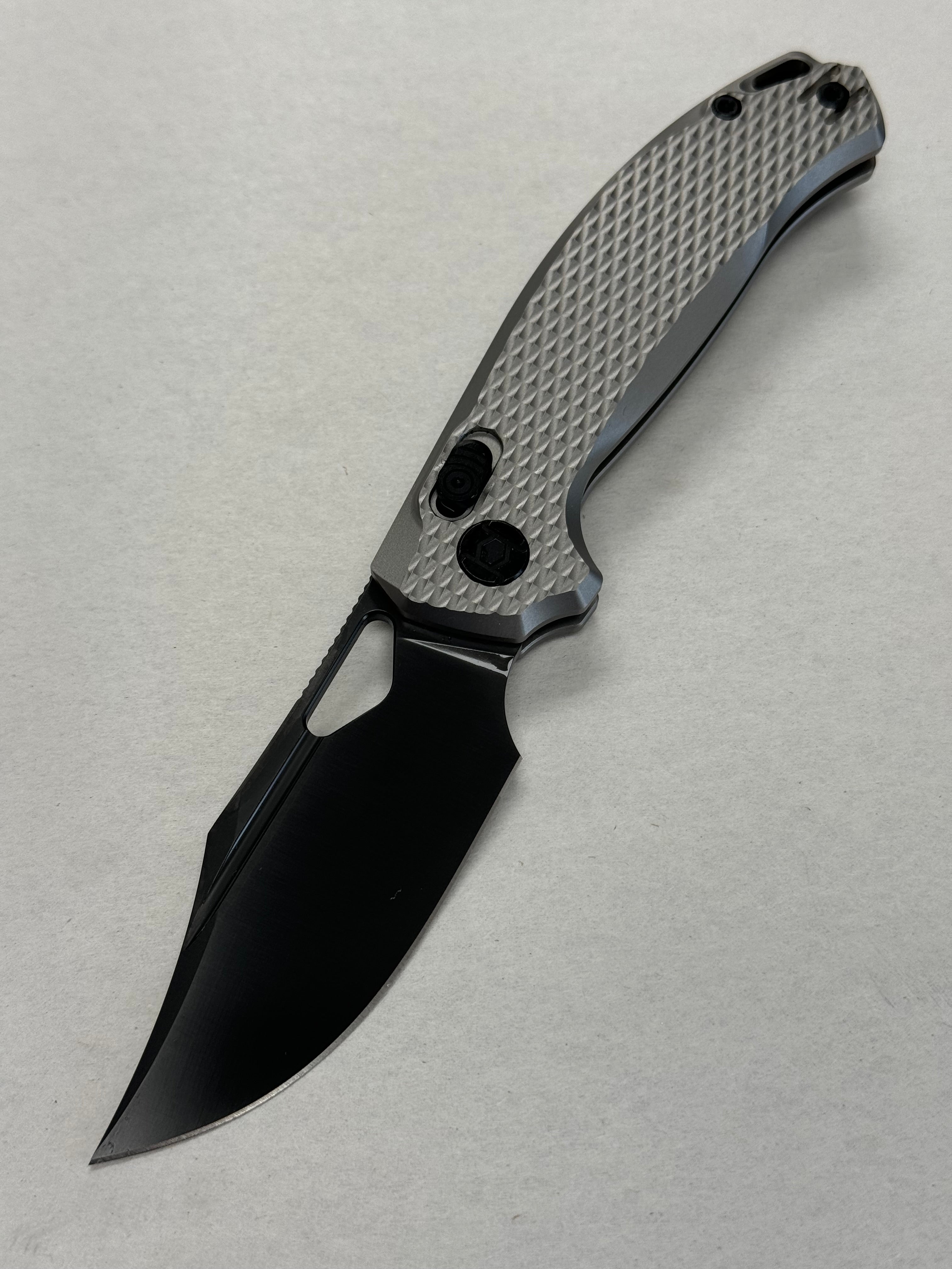 KUNWU DJANGO FOLDING KNIFE BEAD BLAST GRAY TITANIUM HANDLE ELMAX PLAIN EDGE BLACK DLC FINISH X707T-3