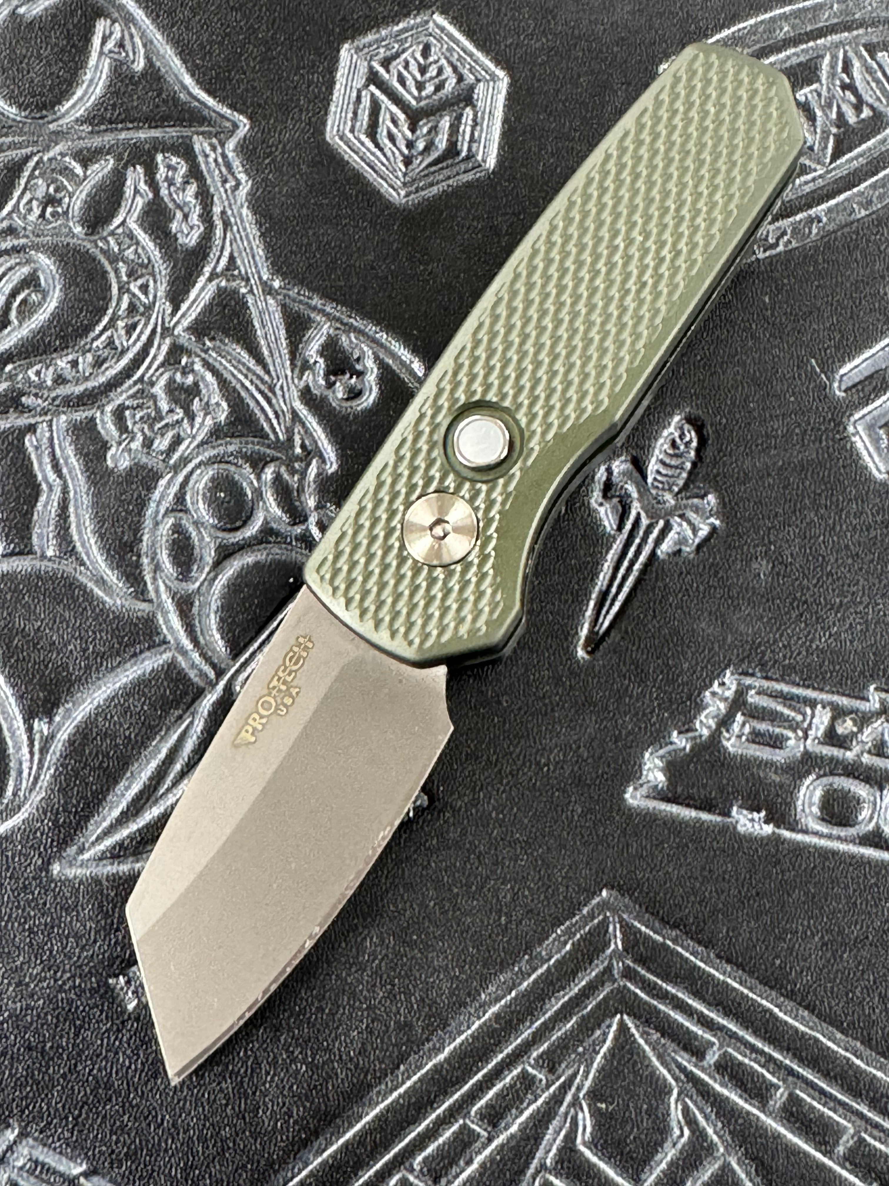 Pro-Tech Knives Runt 5 Auto Knife Blade Show West 02 Green Textured Handle, 1.95" Smokey Grey DLC Blade Magnacut Reverse Tanto