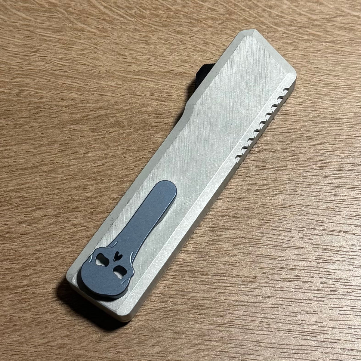 Chaves Dissident Tanto -  Clear Crosshatch Aluminum w/ GTA Camo Carbon Inlay & Blue Ano Clip - Stonewash M390