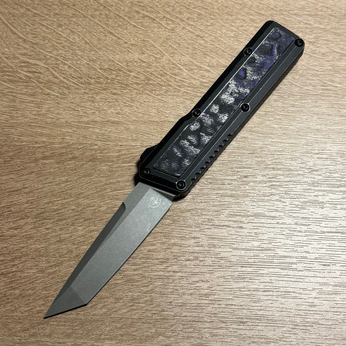 Chaves Dissident Tanto - Black Battleworn Aluminum w/ Purple Flow Camo Carbon Inlay & Crosshatch Clip - Stonewash M390