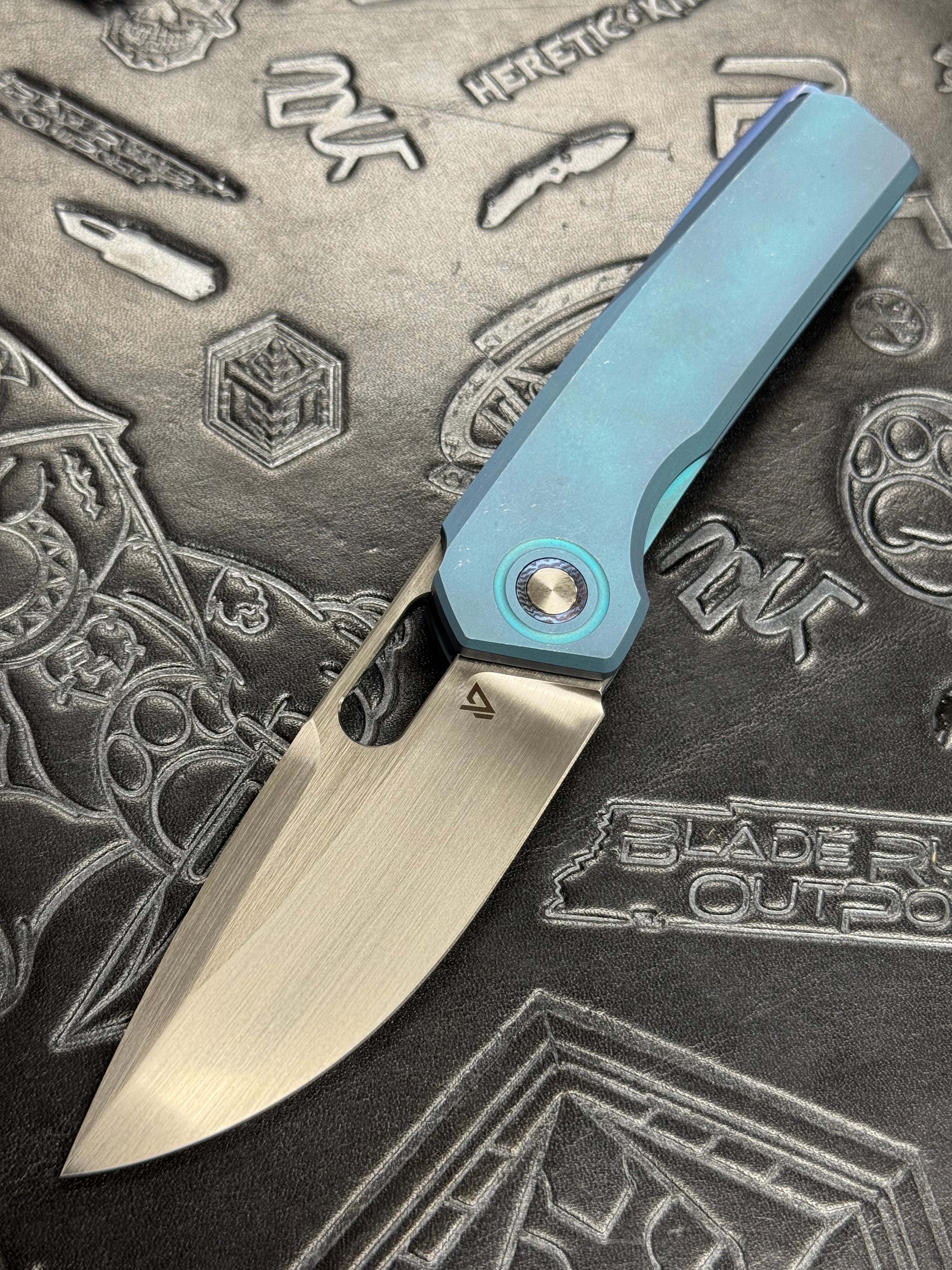 VANGUARD BREAKER POCKET KNIFE BLUE STONEWASHED TITANIUM HANDLE MAGNACUT BLADE