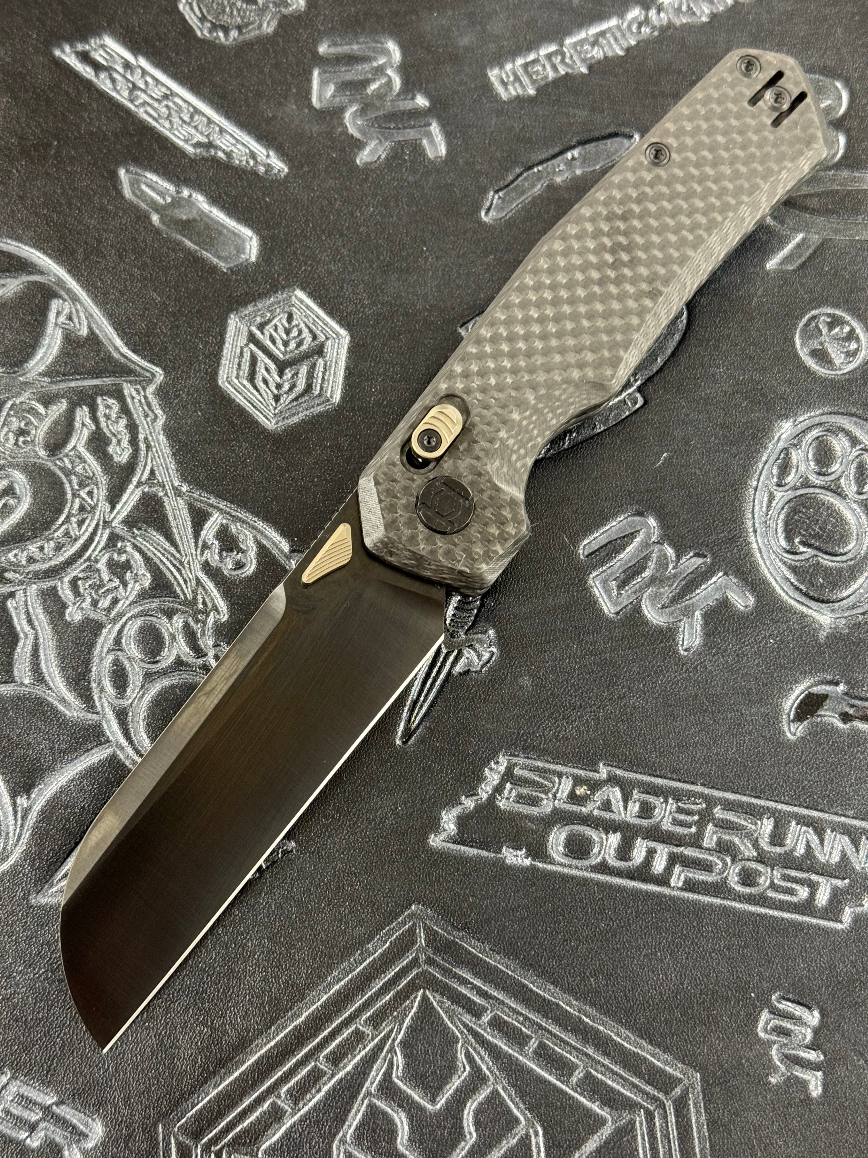 KUNWU CHAD FOLDING KNIFE BLACK CARBON FIBER HANDLE PM60 PLAIN EDGE DLC SATIN FINISH SX703F