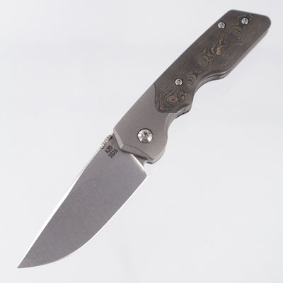 Attn2Detail Mercantile Mk.3 Medium Bolster Lock Gen4 Drop Point Rising Grind - Grey Stonewash Titanium w/ Brass Fukugo Fat Carbon Scales - Stonewash Satin Magnacut