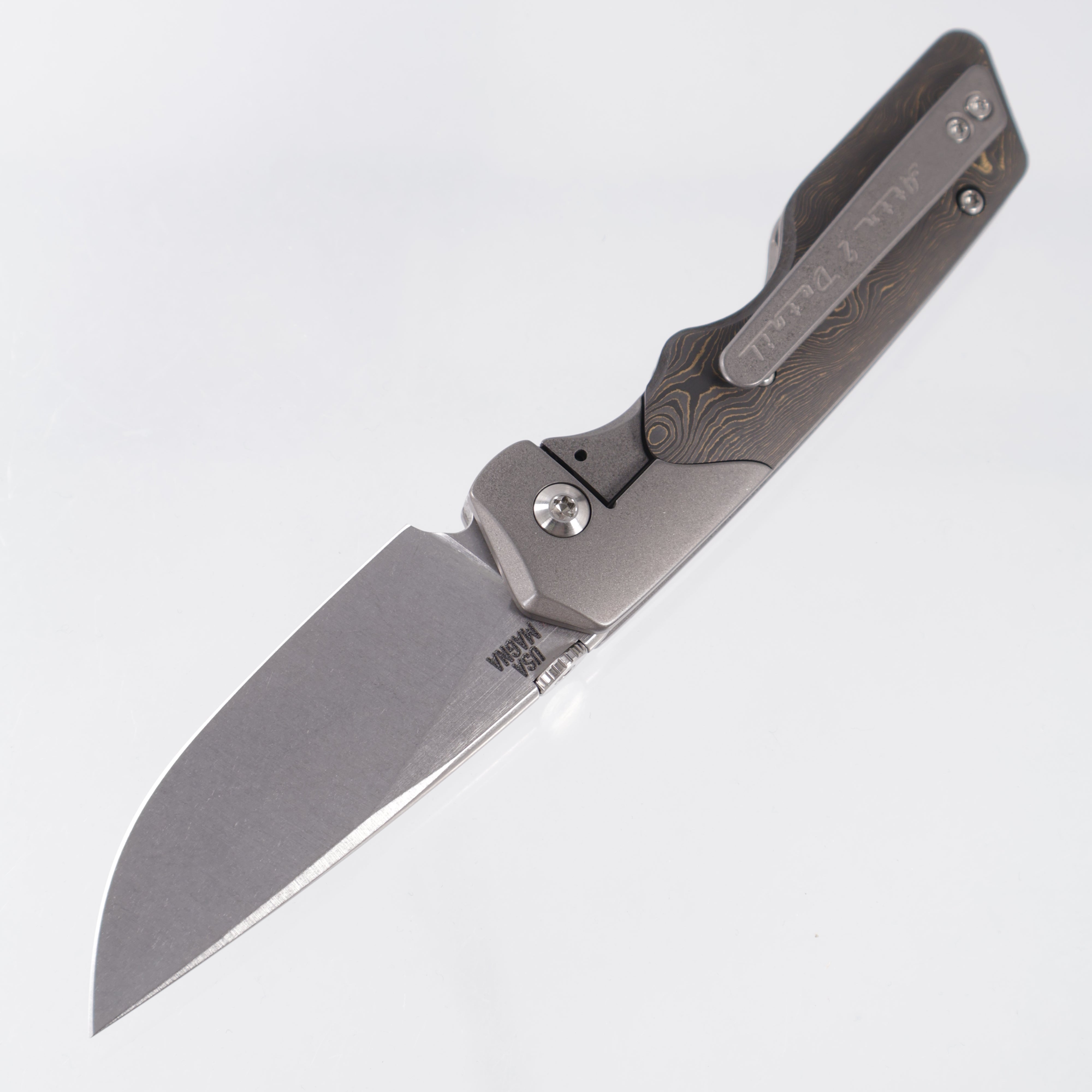 Attn2Detail Mercantile Mk.3 Medium Bolster Lock Gen4 Drop Point Rising Grind - Grey Stonewash Titanium w/ Brass Fukugo Fat Carbon Scales - Stonewash Satin Magnacut