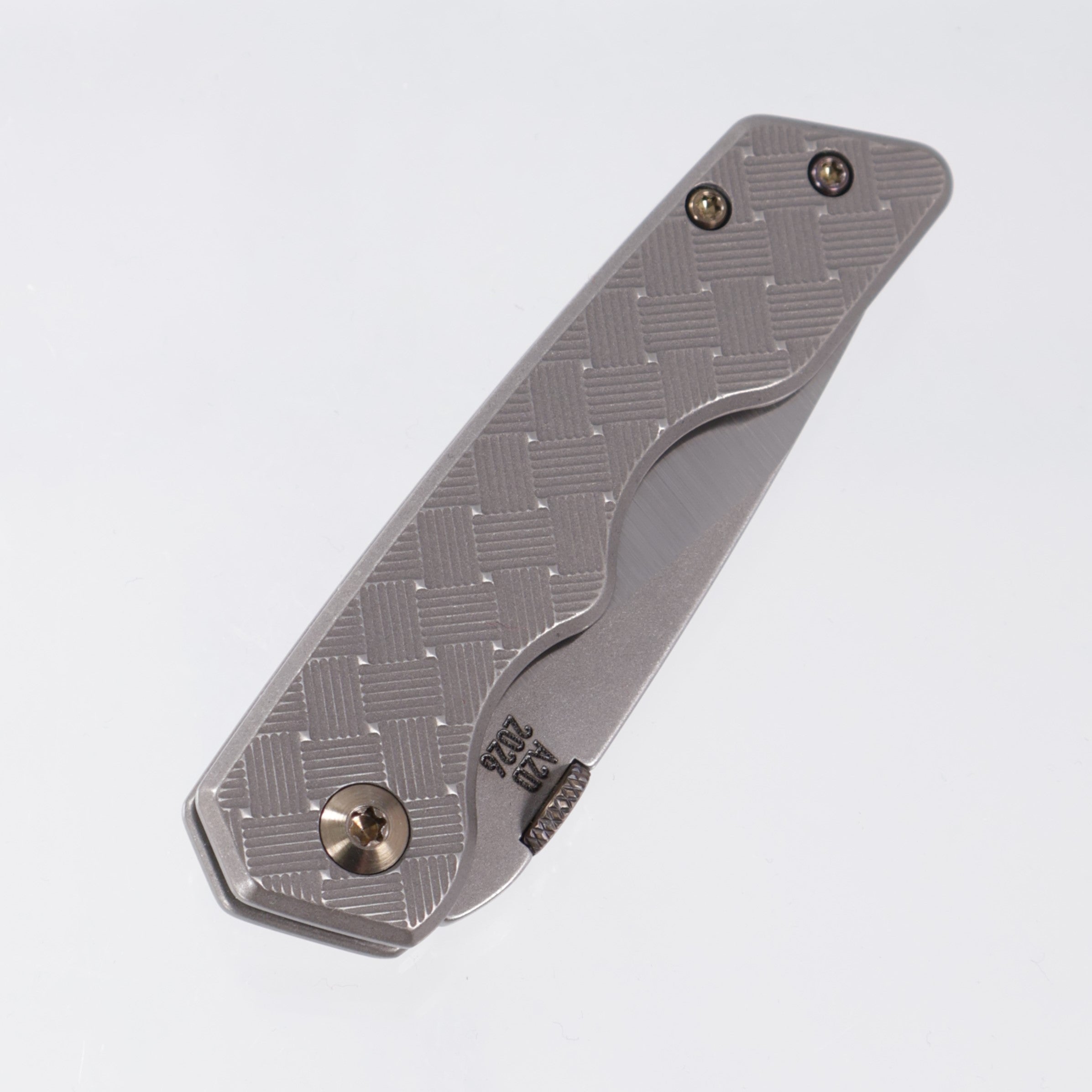 Attn2Detail Mercantile Mk.3 Small - Greywash Basketweave Texture w/ Bronze Ano Hardware - Drop Point Rising Grind Magnacut