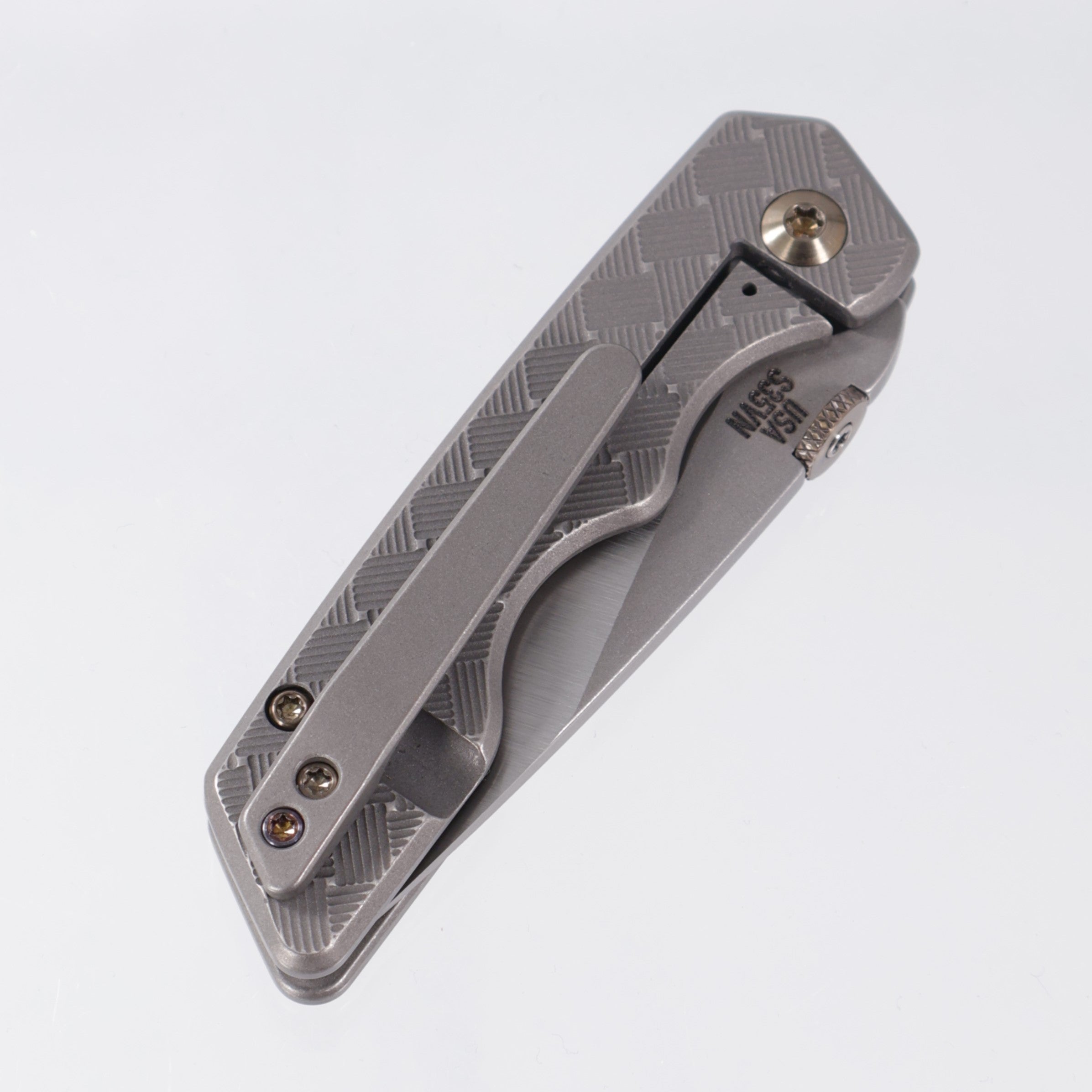 Attn2Detail Mercantile Mk.3 Small - Greywash Basketweave Texture w/ Bronze Ano Hardware - Drop Point Rising Grind Magnacut