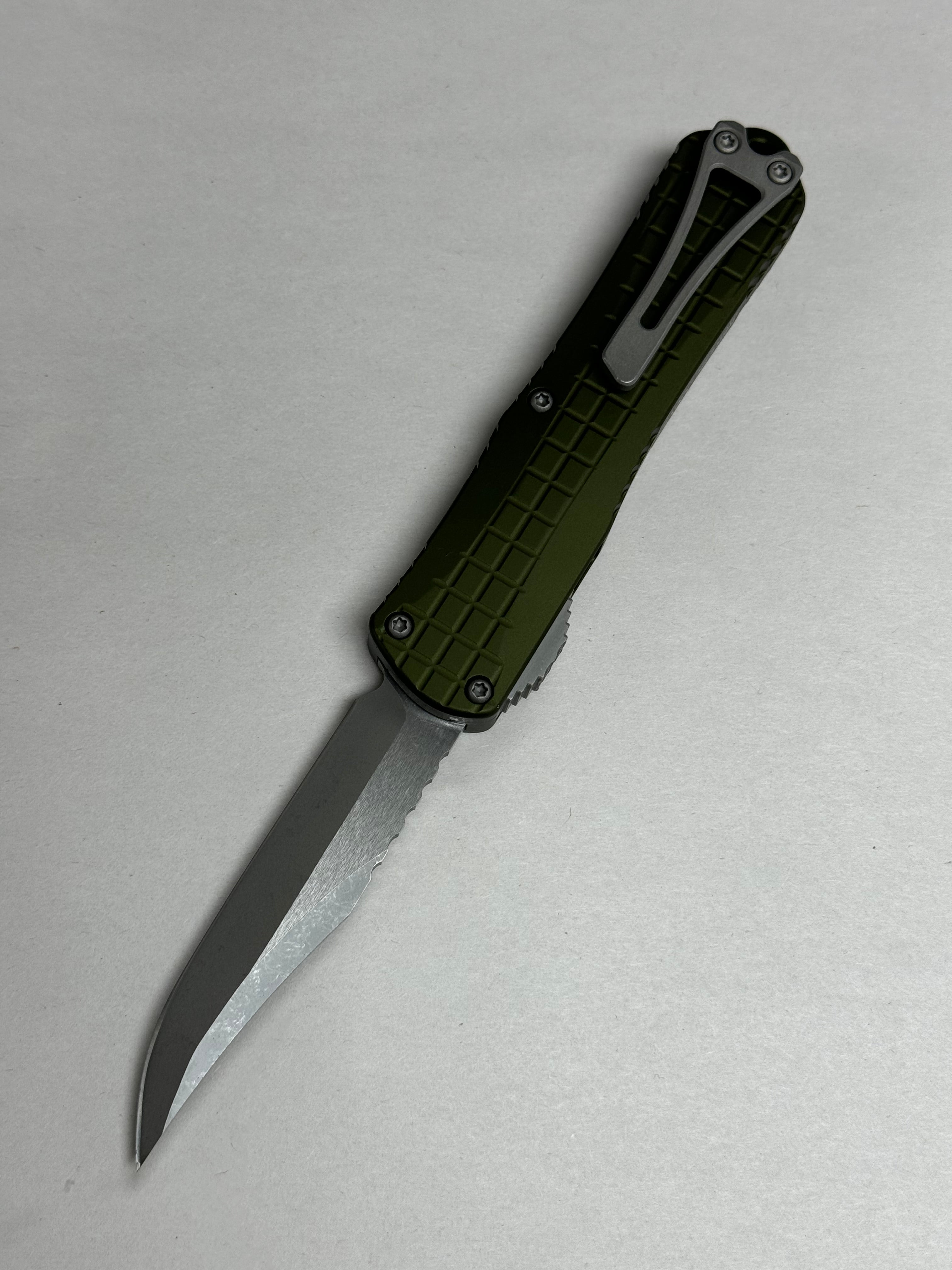 Heretic Knives Manticore E Green Grenade Grip w/ Battleworn Bowie MagnaCut H026BF-5A-GRN