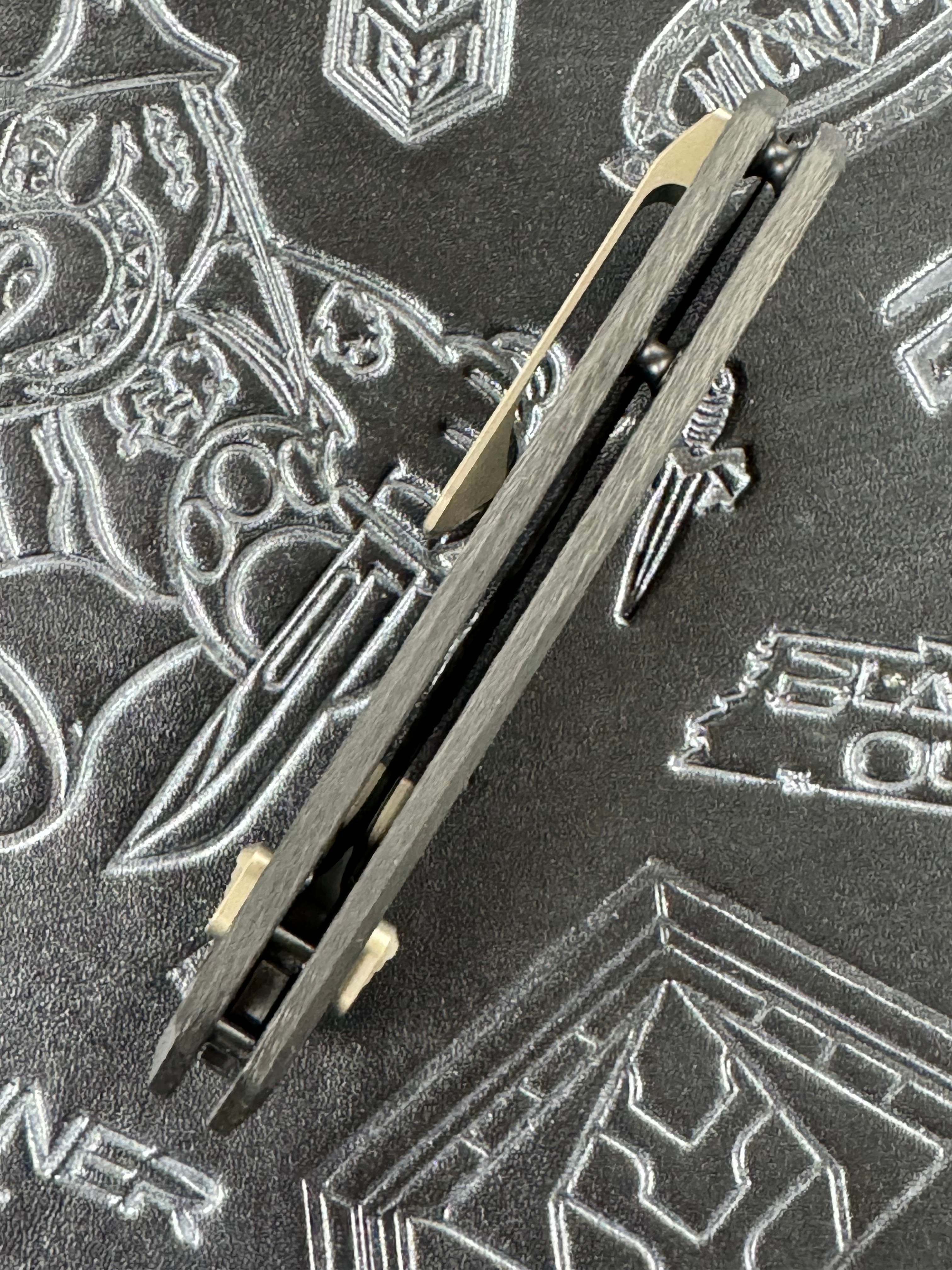 KUNWU CHAD FOLDING KNIFE BLACK CARBON FIBER HANDLE PM60 PLAIN EDGE DLC SATIN FINISH SX703F