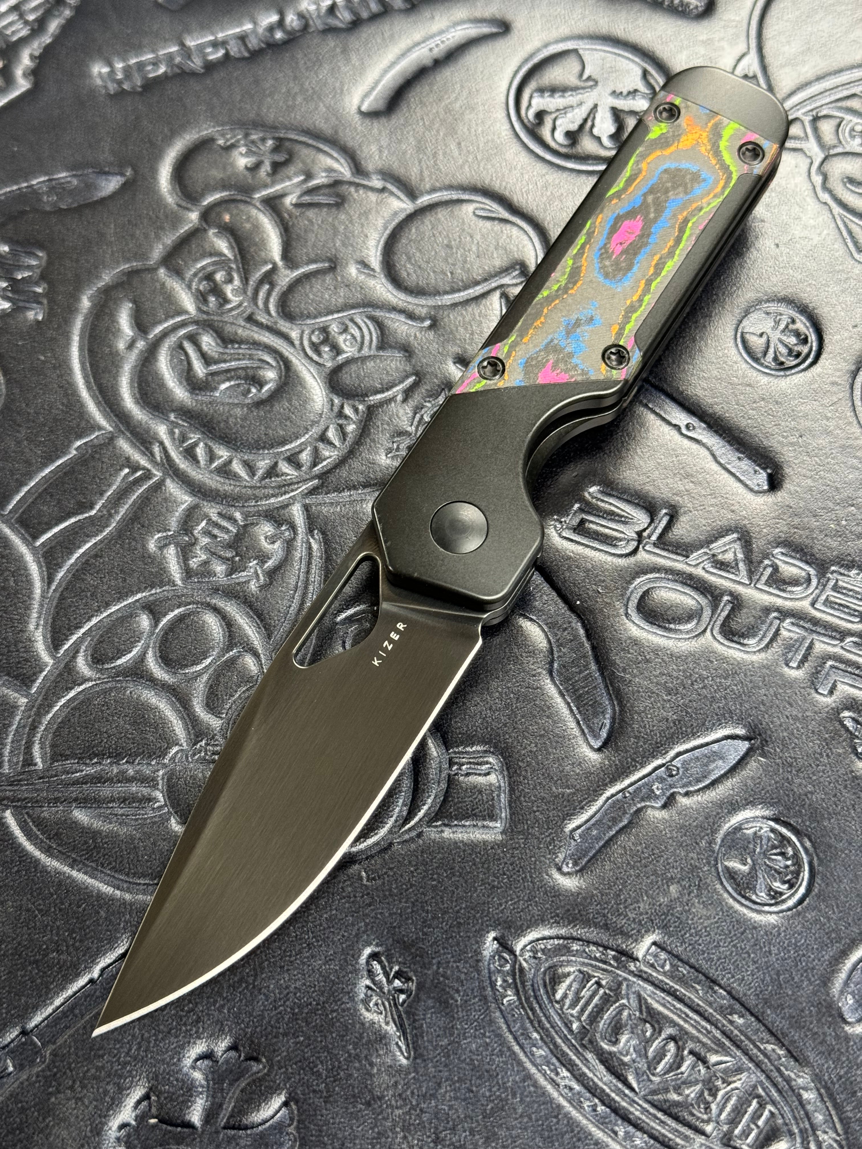 Kizer Mini Militaw - Titanium & 80s Camo Carbon - M390 Plain Edge - KI3634SA1
