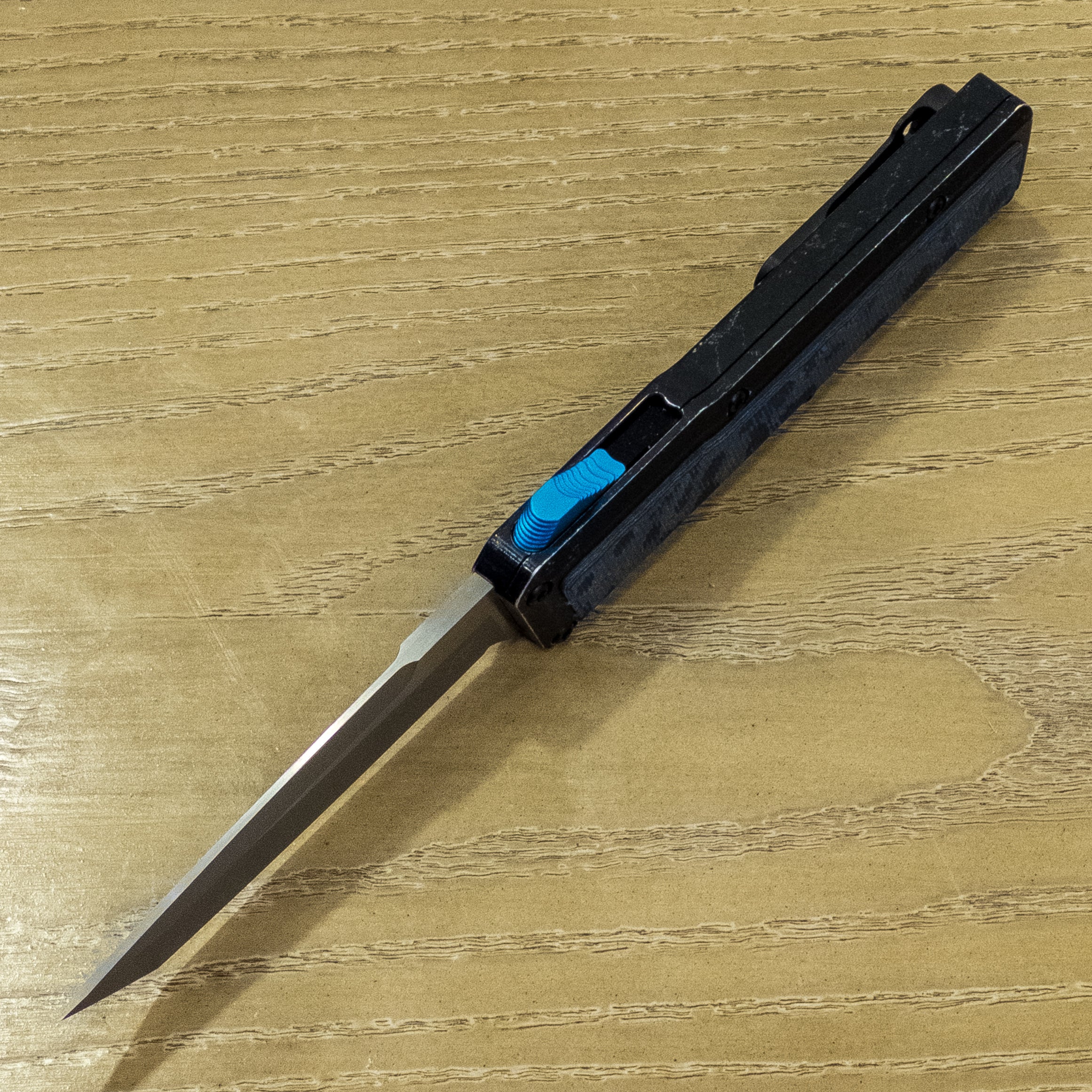 Chaves Dissident - Electric Blue CF Inlaid BattleBlack Aluminum - Tanto M390 Stonewash - 723587150813