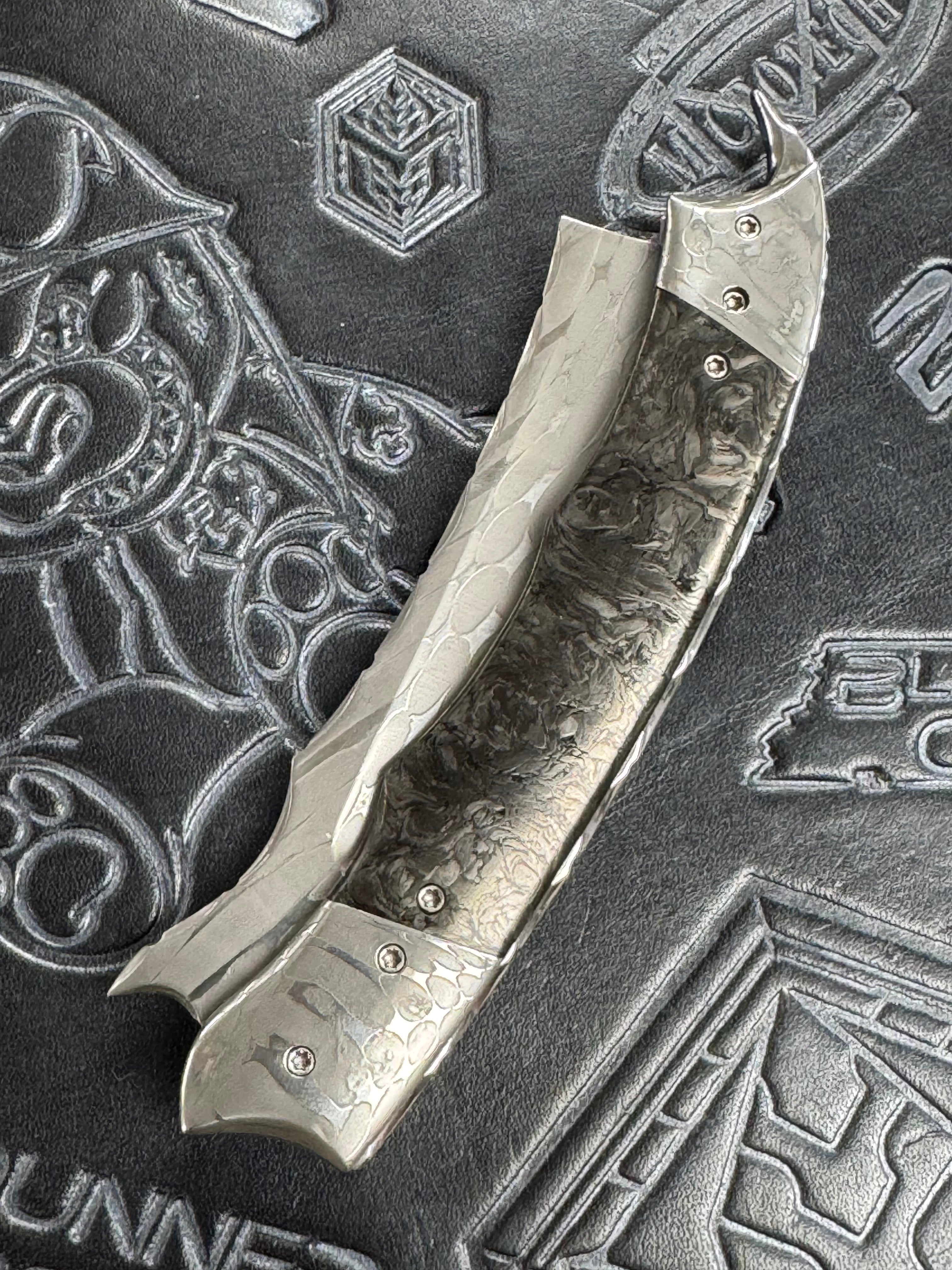 Pre Owned Valloton Crescent Razor Vegas Forge Barbwire Damascus Dark Matter CF D/A