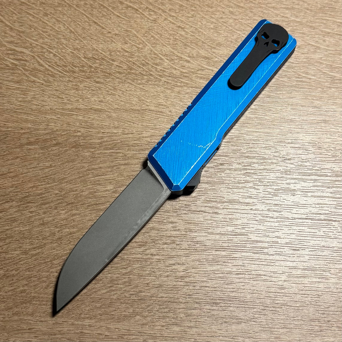 Chaves Dissident Drop Point - Blue Crosshatch Aluminum w/ Nebula Fat Carbon Inlay - Stonewash M390