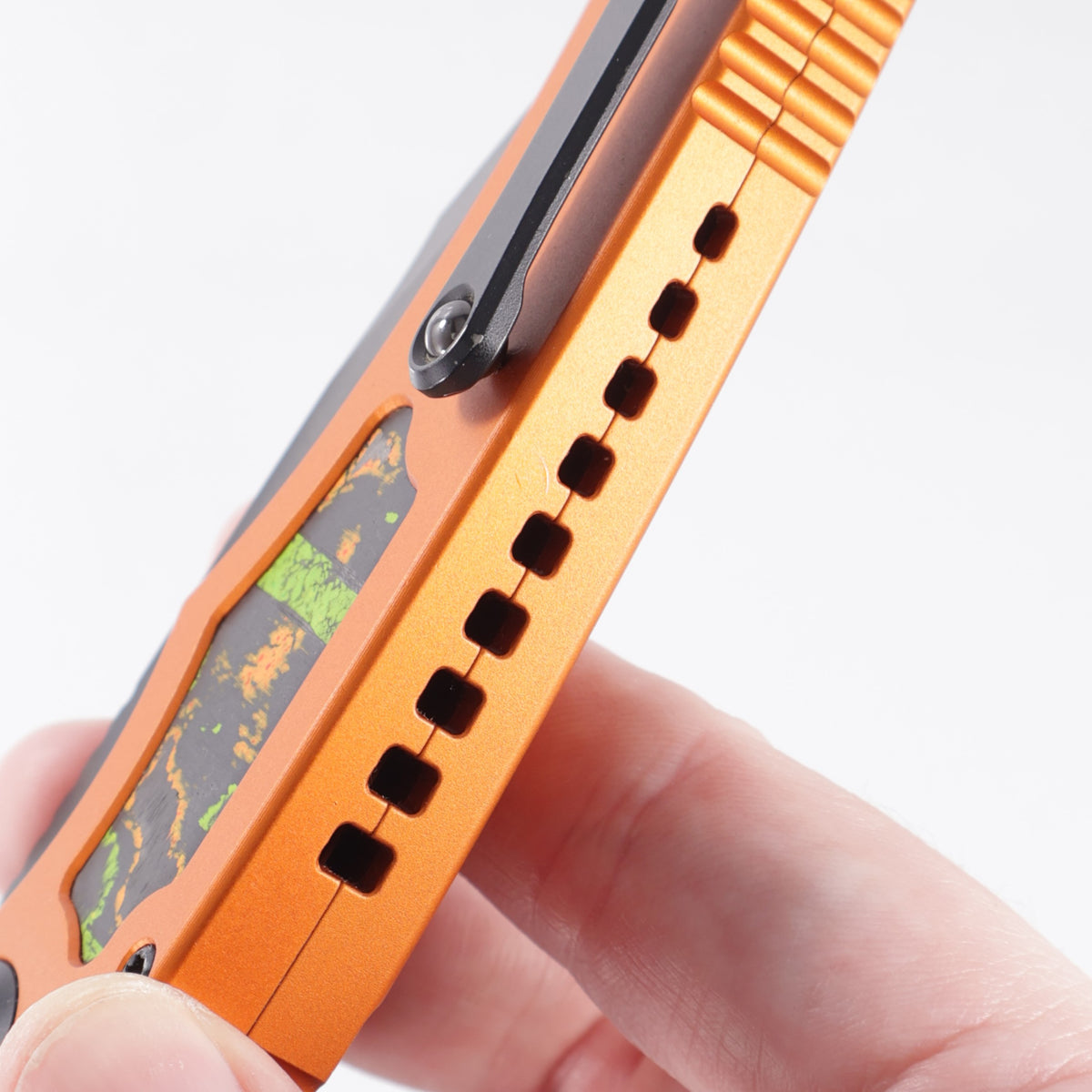 Heretic Pariah Auto Single Edge - Orange Aluminum w/ 80s Camo Carbon inlays - DLC Magnacut - H048-6A-OG/80S - BROP Exclusive - S/N: 004 *PRE-OWNED*