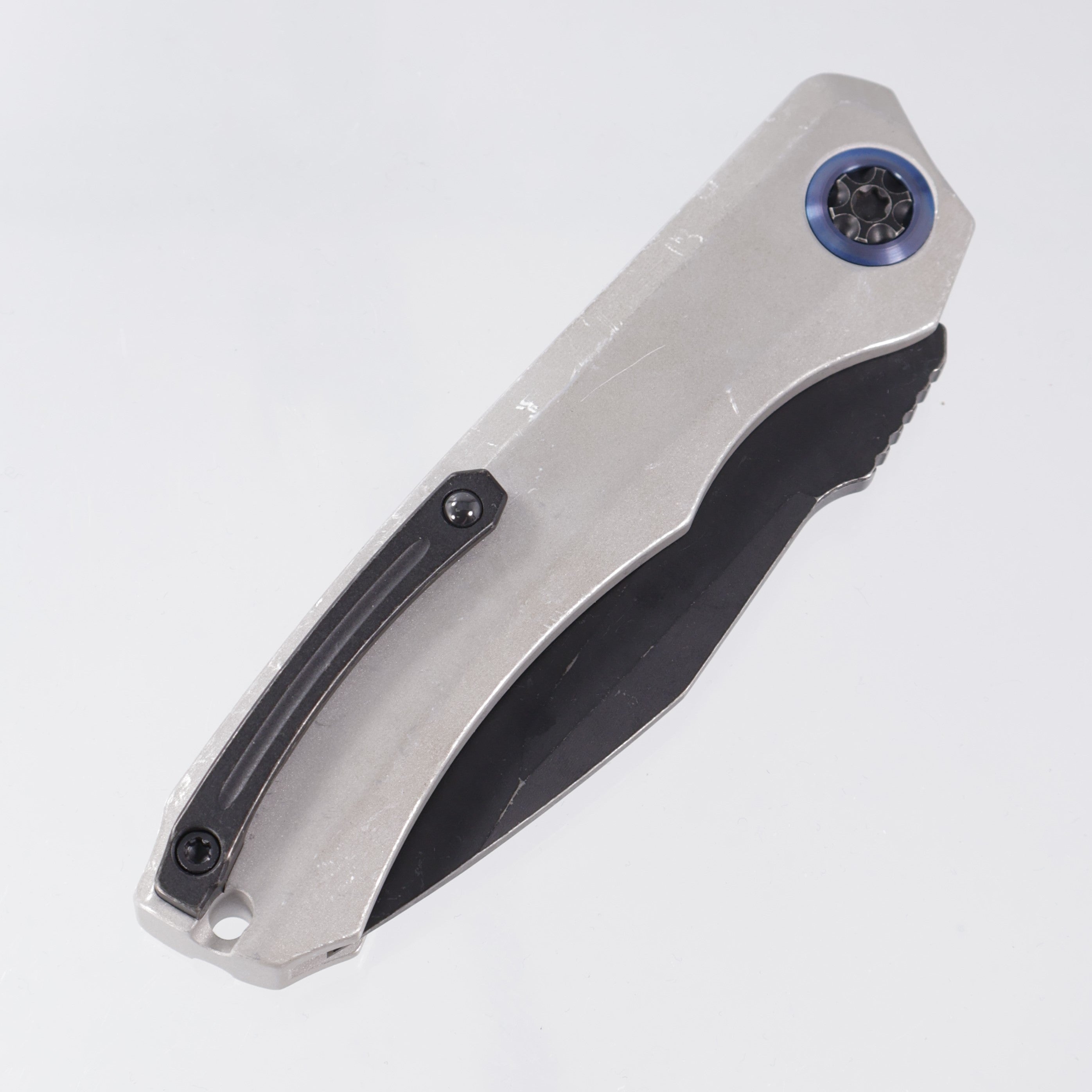 Heretic Wraith V2 Auto Tanto - Blizzardworn Aluminum w/ Carbon Fiber Bolster - Battle Black Elmax - H100-8A-BLIZZARD *PRE-OWNED*
