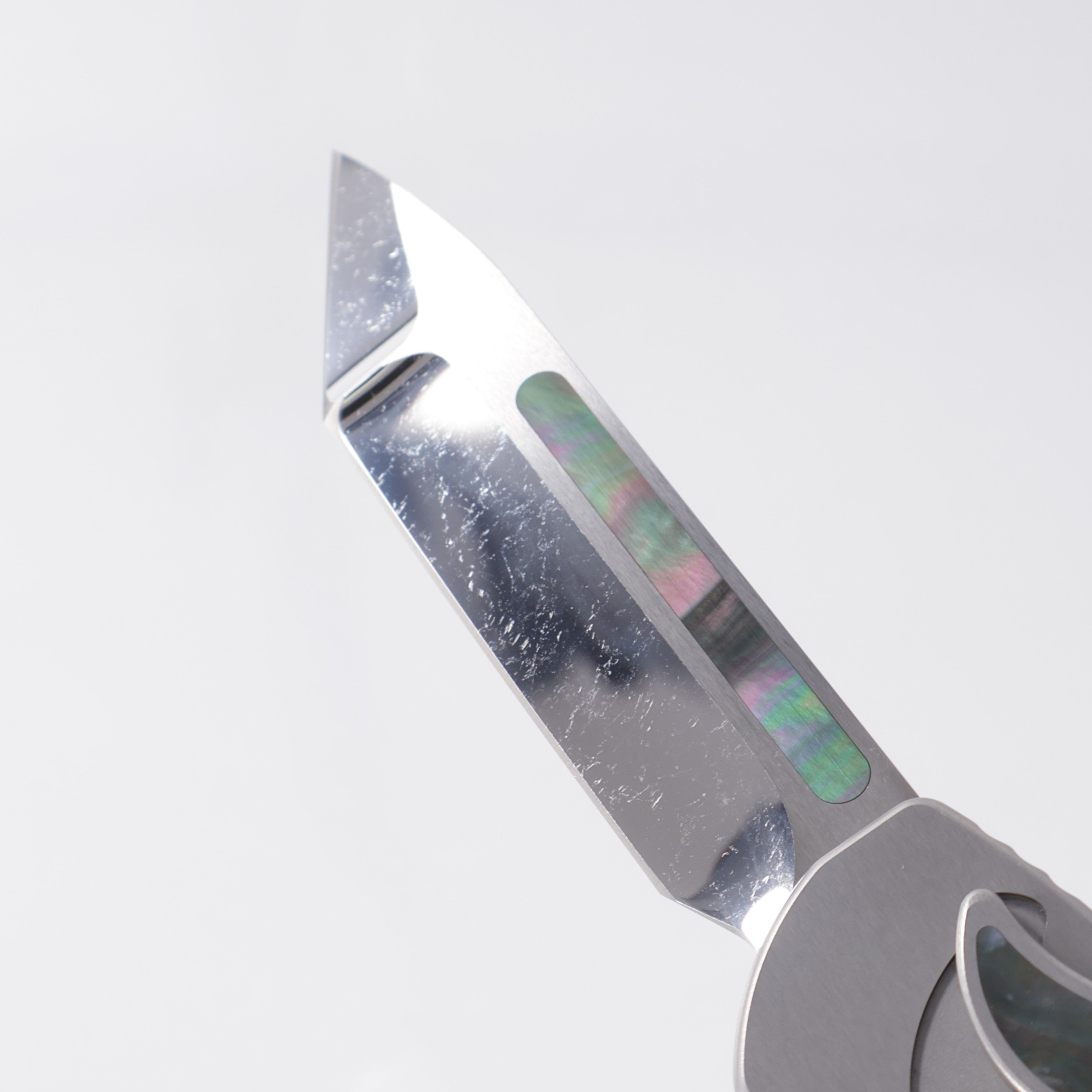 Heretic Hydra V4 Custom - Cracked Ice Compound Grind Tanto - Stainless Steel Chassis w/ Black Pearl inlaid Button Cover, Button, Charging Handle & Plate S/N: 025 *PRE-OWNED*