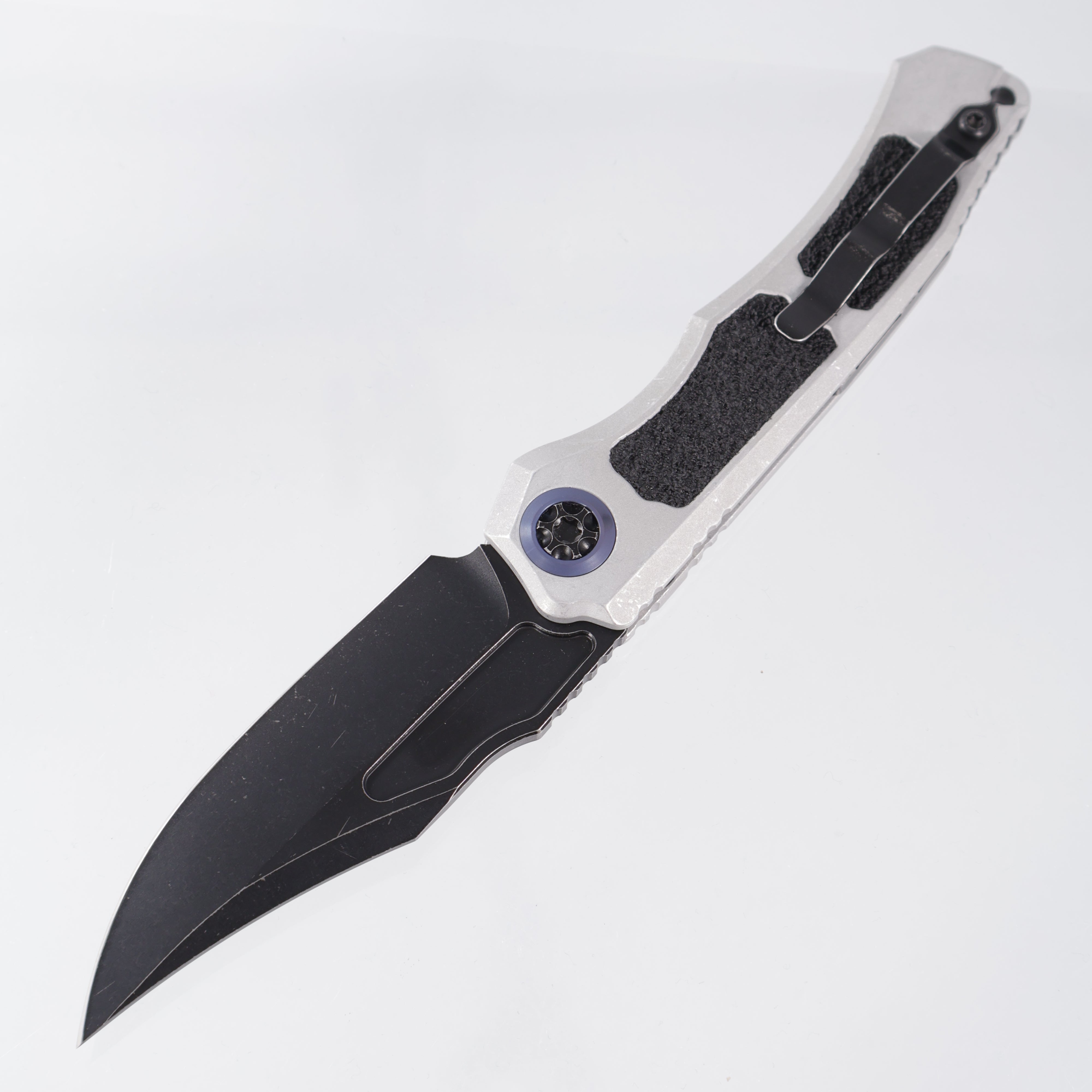 Heretic Wraith V4 Auto Bowie - Blizzardworn Aluminum - Battle Black Magnacut - H002-8A-BLZ *PRE-OWNED*