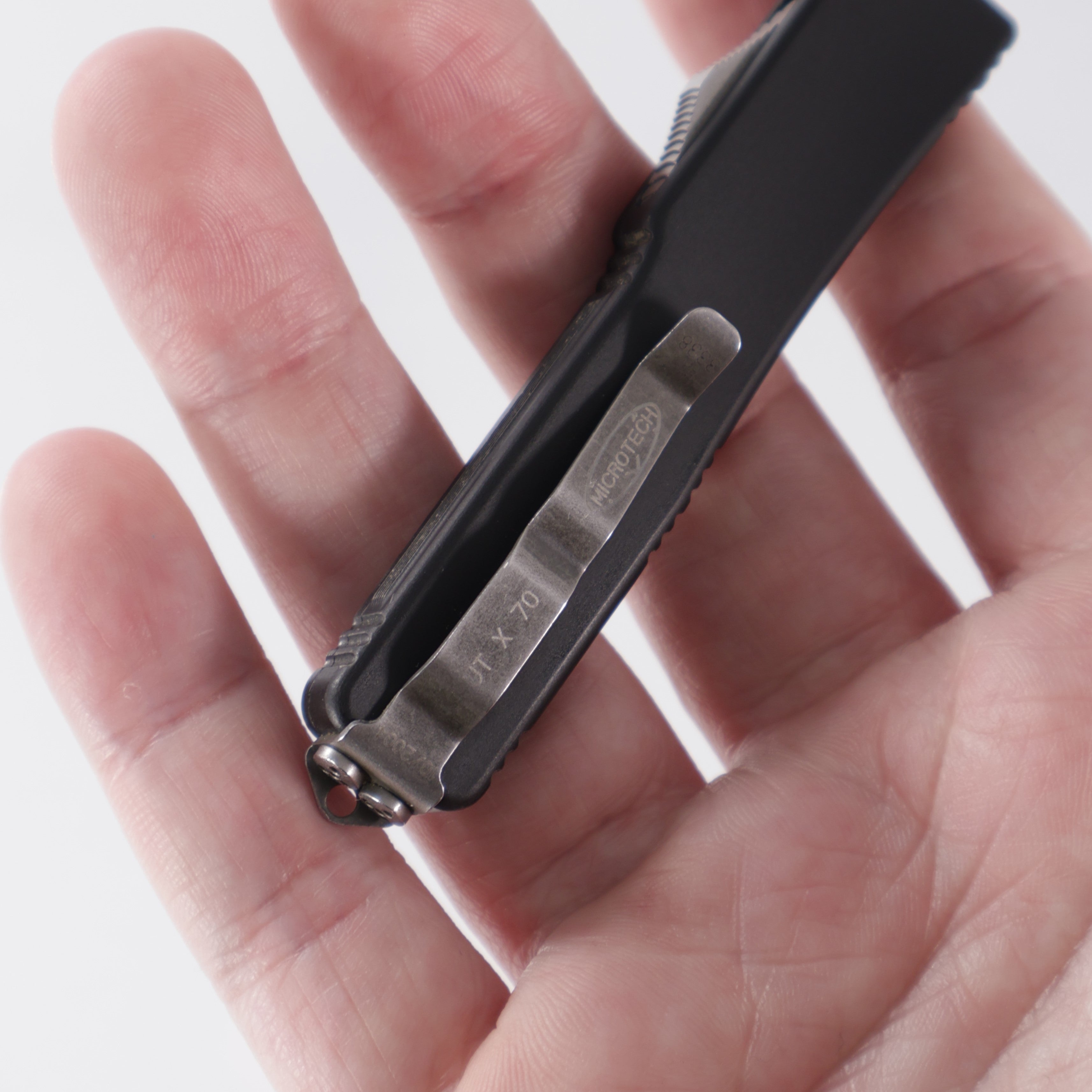 Microtech UTX-70 Single Edge - Carbon Fiber Top w/ Black Aluminum Chassis - Satin Blade - 10/2004 Build *PRE-OWNED*