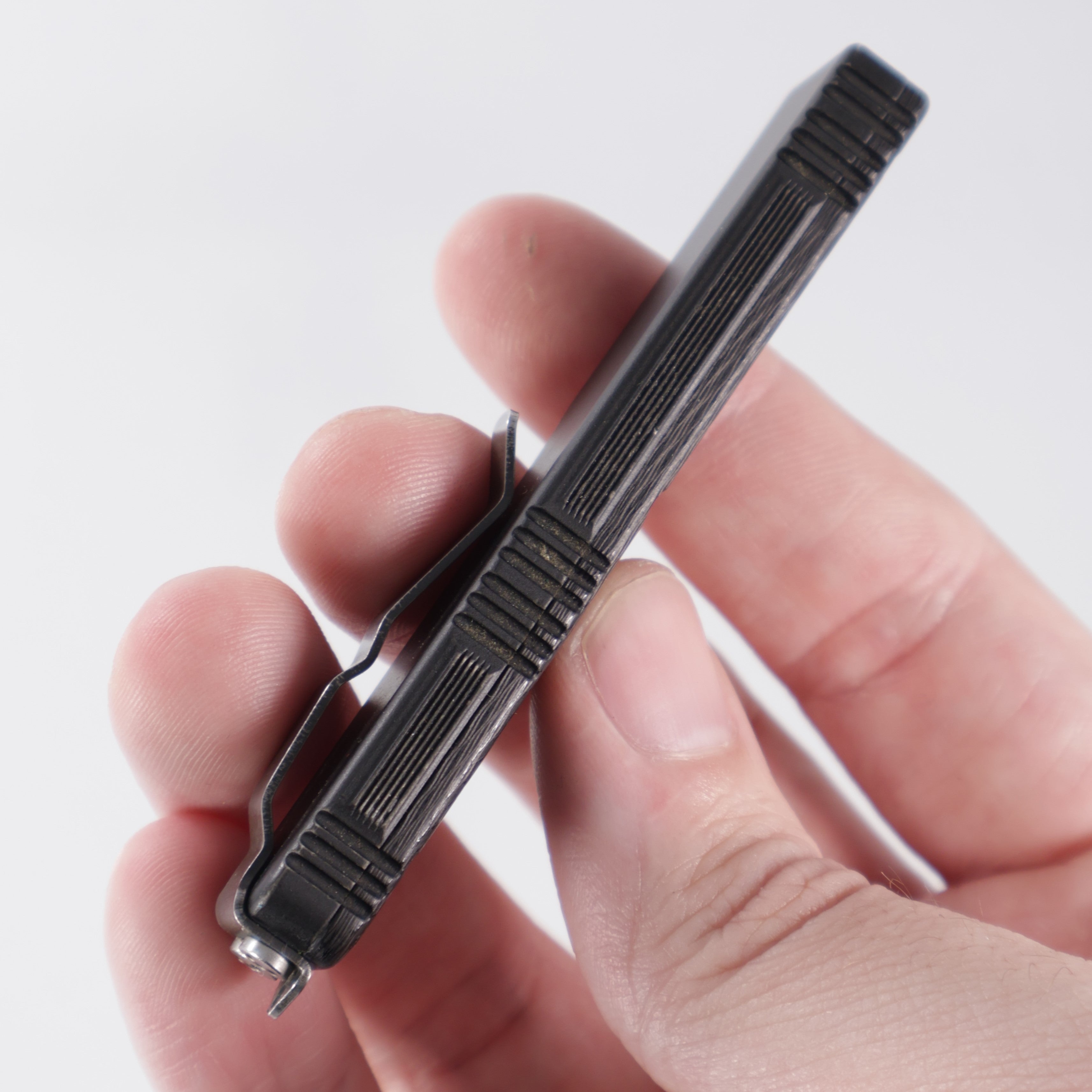 Microtech UTX-70 Single Edge - Carbon Fiber Top w/ Black Aluminum Chassis - Satin Blade - 10/2004 Build *PRE-OWNED*