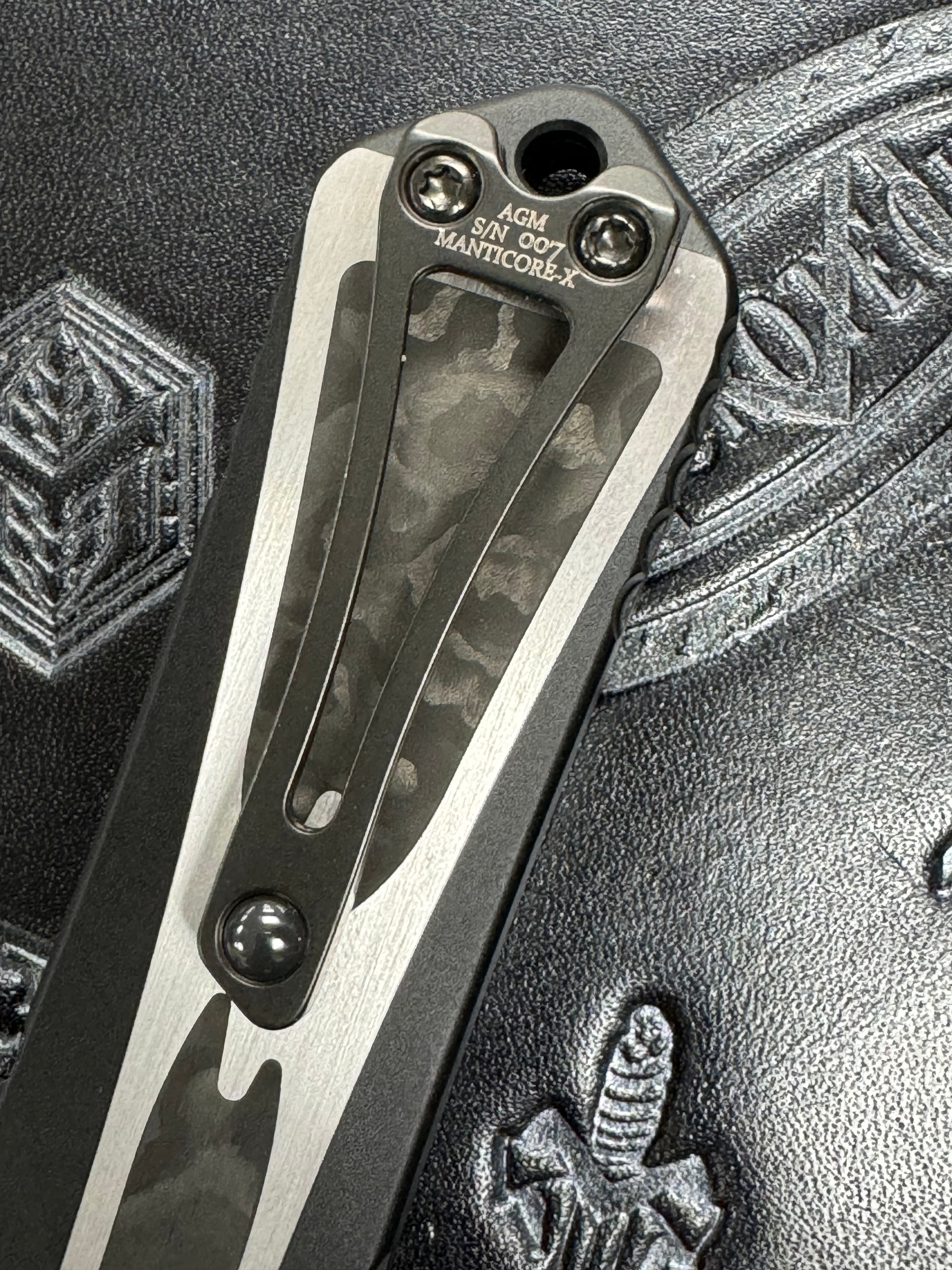 Pre Owned Heretic Knives Custom Manticore-X D/E Custom Doible Edge Fat Carbon Inlay DLC Automatic OTF D/A Knife (3.7)