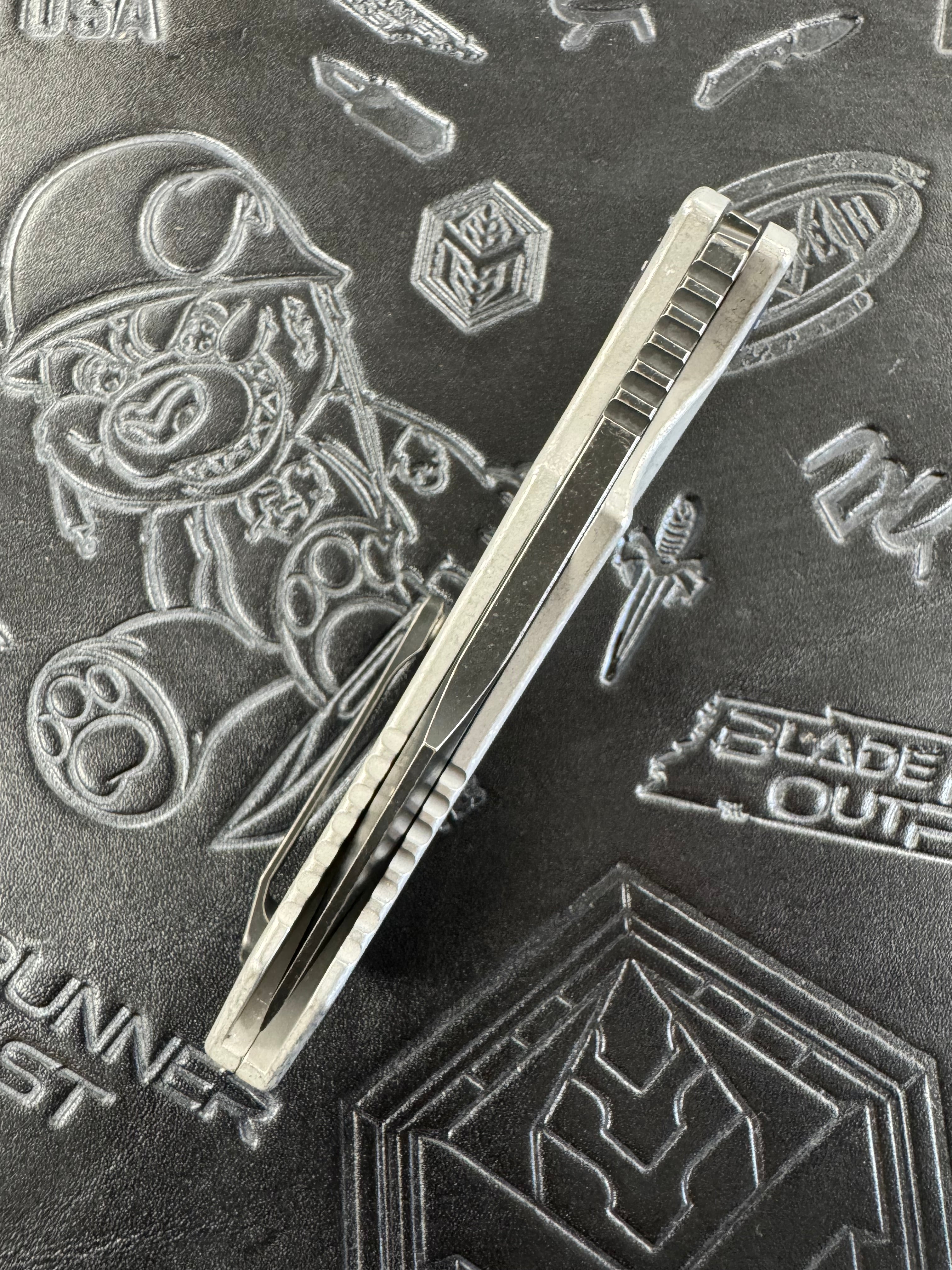 Heretic Knives Pariah Manual Button Lock Blizzard Worn Aluminum Handles Battle Black MagnaCut H046-8A-BLZ