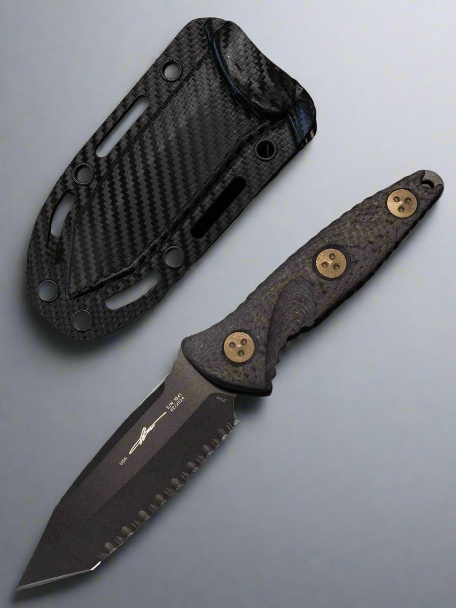 MICROTECH SOCOM ALPHA- MINI- TANTO EDGE- CARBON FIBER HANDLE- BLACK FULL SERRATED DLC BLADE 114M-3 DLCCFS