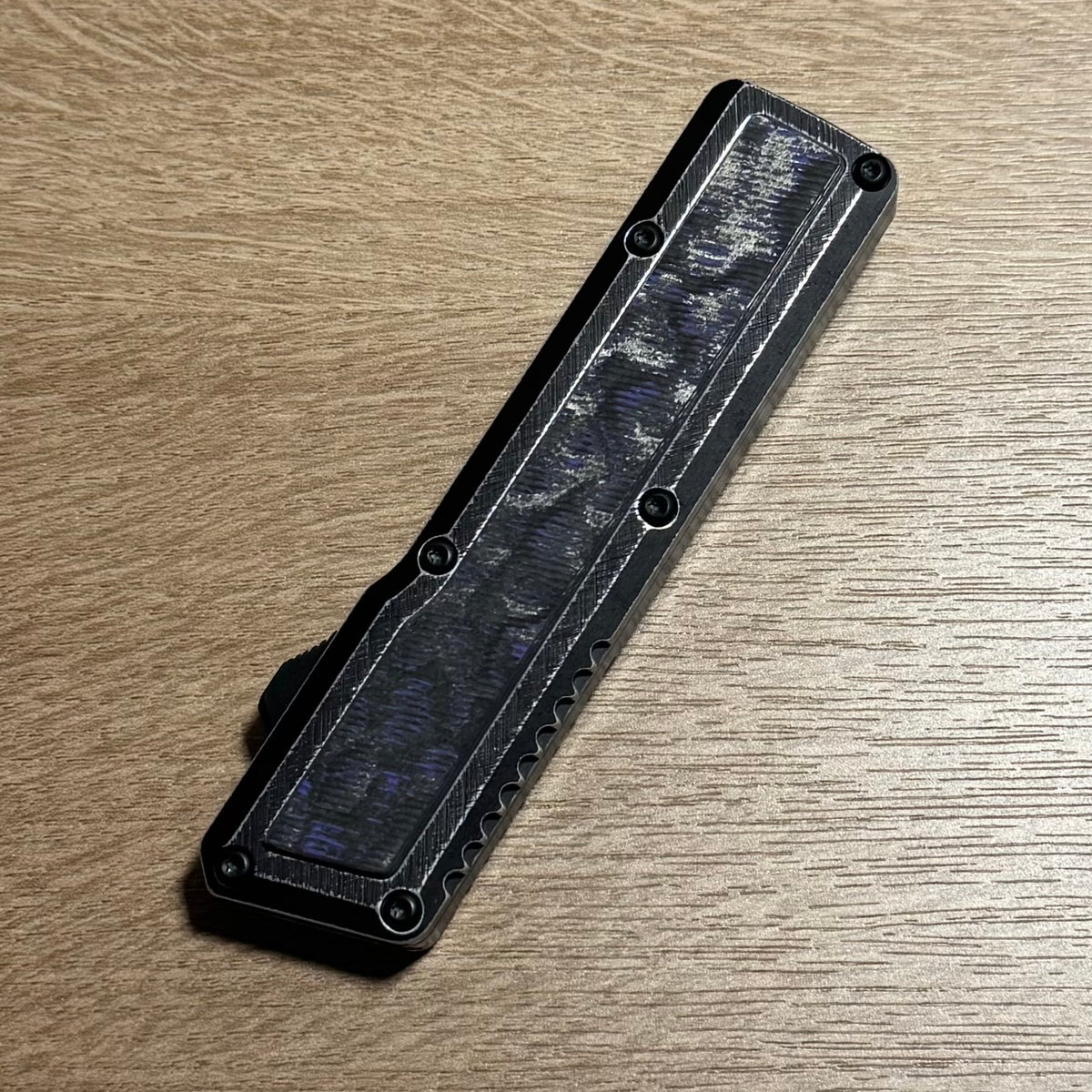 Chaves Dissident Tanto - Black Crosshatch Aluminum w/ Purple Flow Camo Carbon Inlay & Purple Ano Clip - Stonewash M390