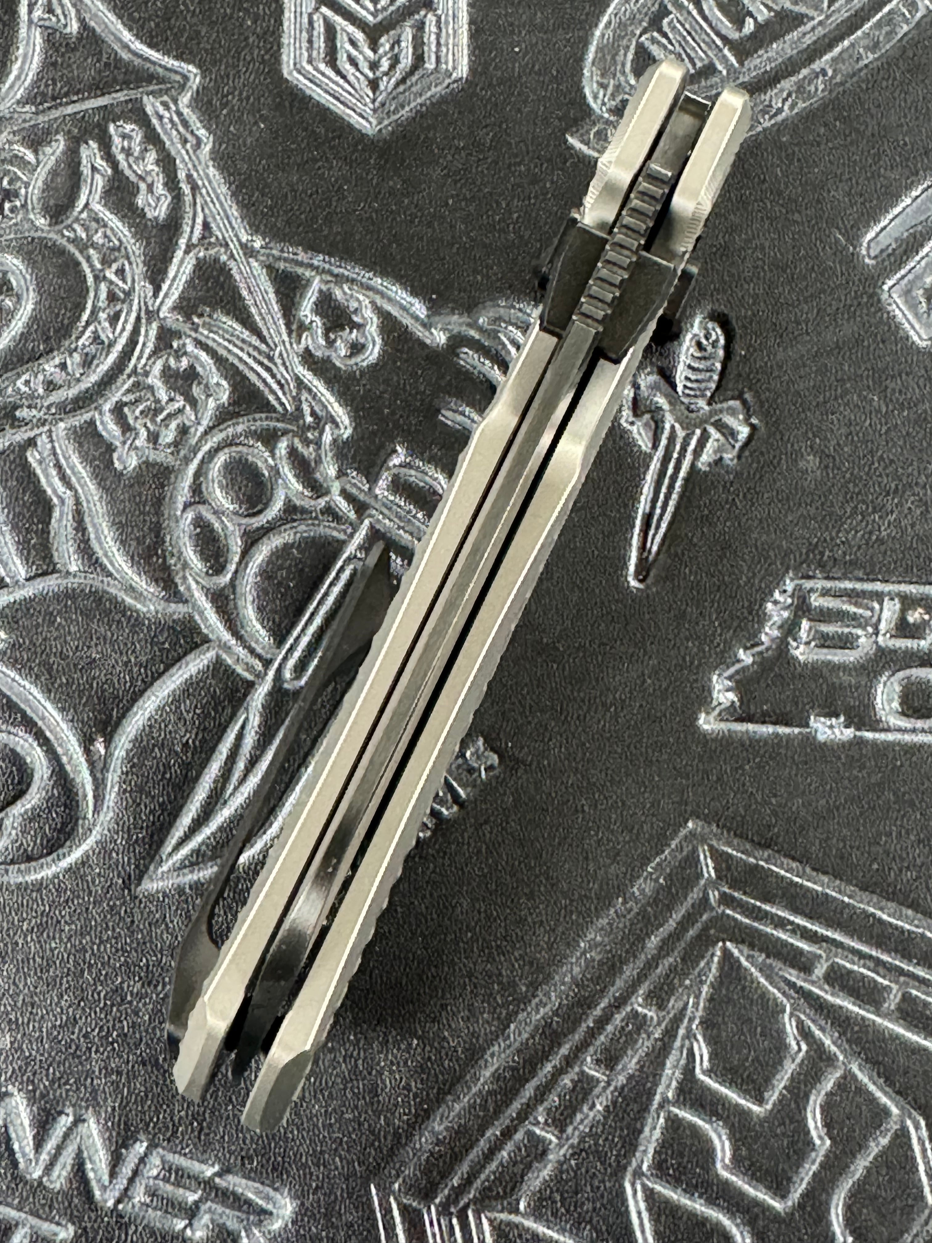 KUNWU TUX CHAD FOLDING KNIFE GRAY TITANIUM HANDLE PM60 PLAIN EDGE  DLC SATIN FINISH SX703T-3