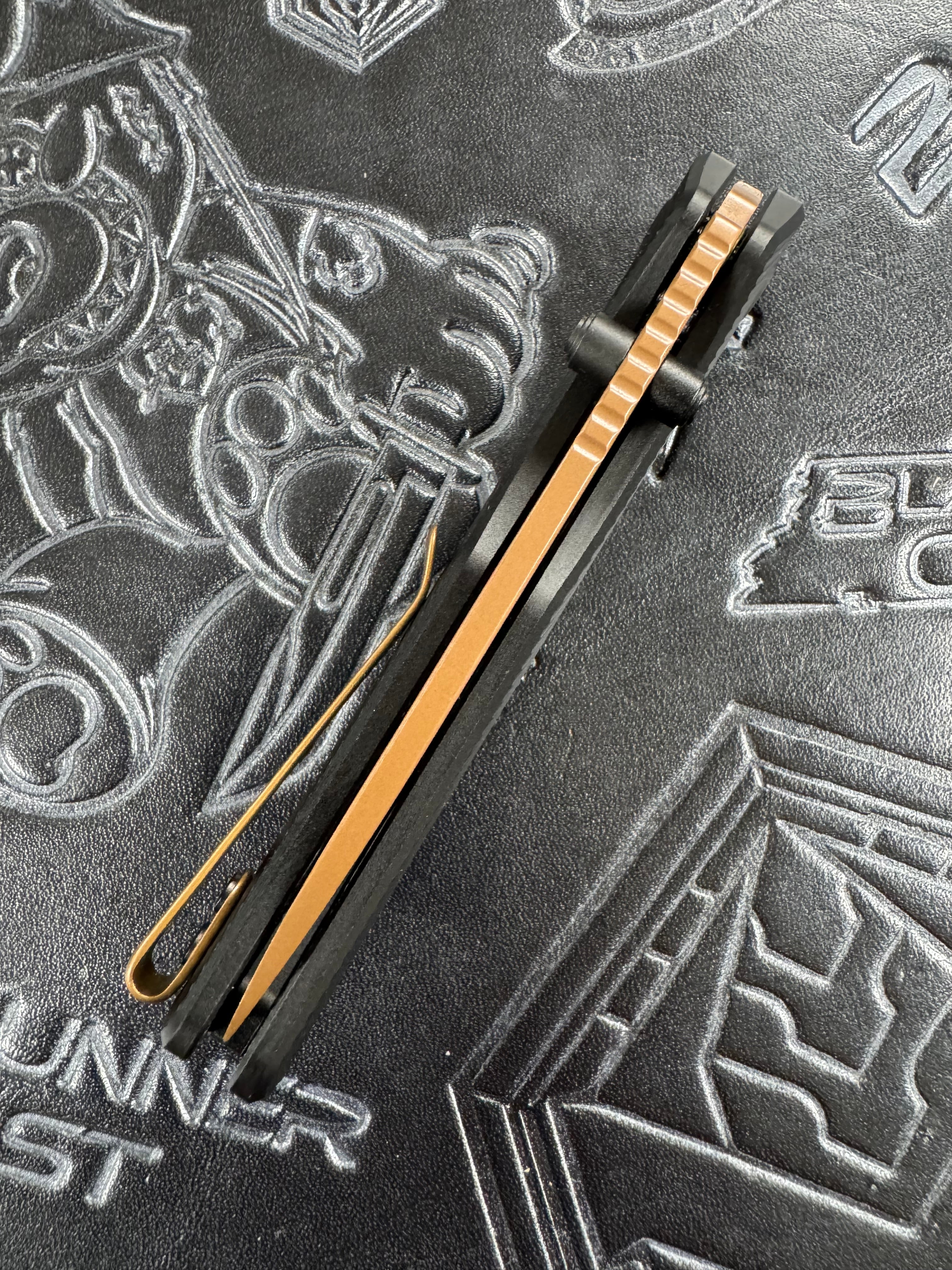 Vosteed Marten - Top Liner Lock (2.98" 154CM Blade & Aluminum Handle) - A1605 Gold Dunes Black