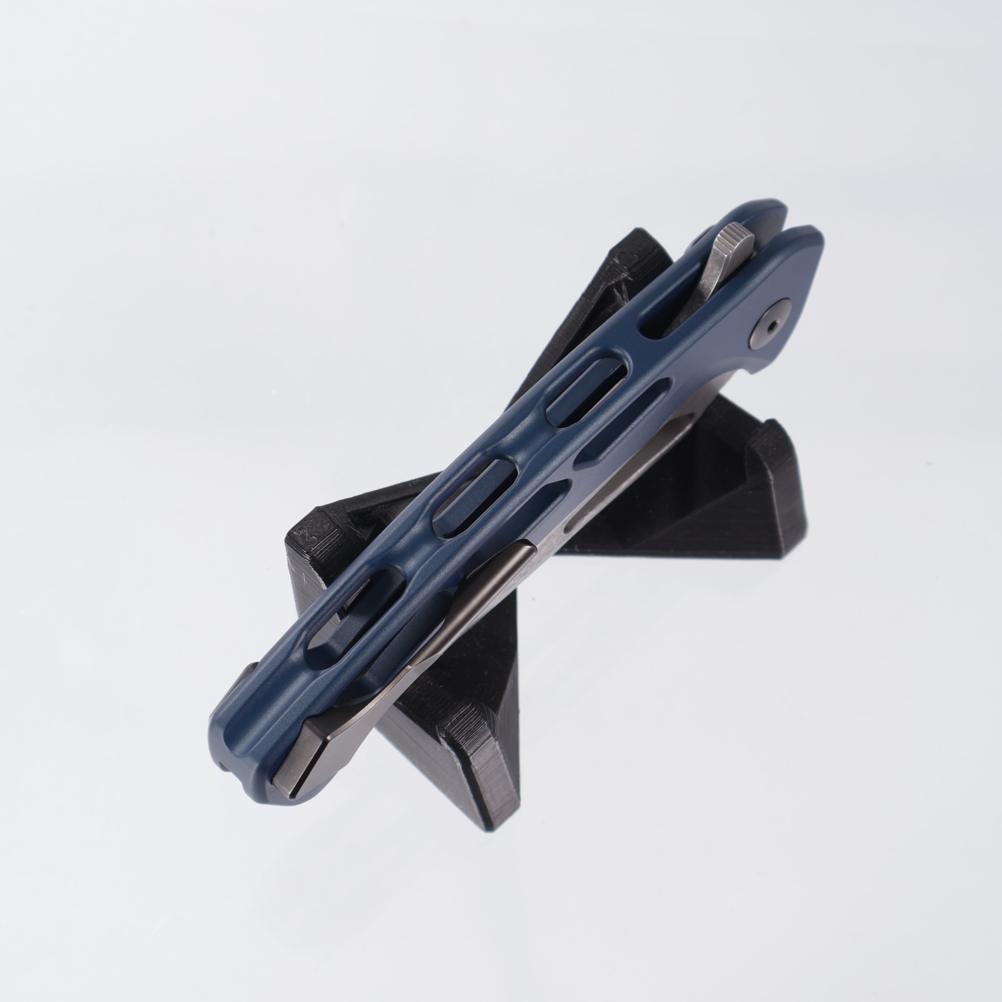 Dead Reckon Ridgeback Vertebrae Integral - Reverse Tanto, Magnacut Dark Stonewash - Navy Blue Aluminum - RB-4562-67 DRK
